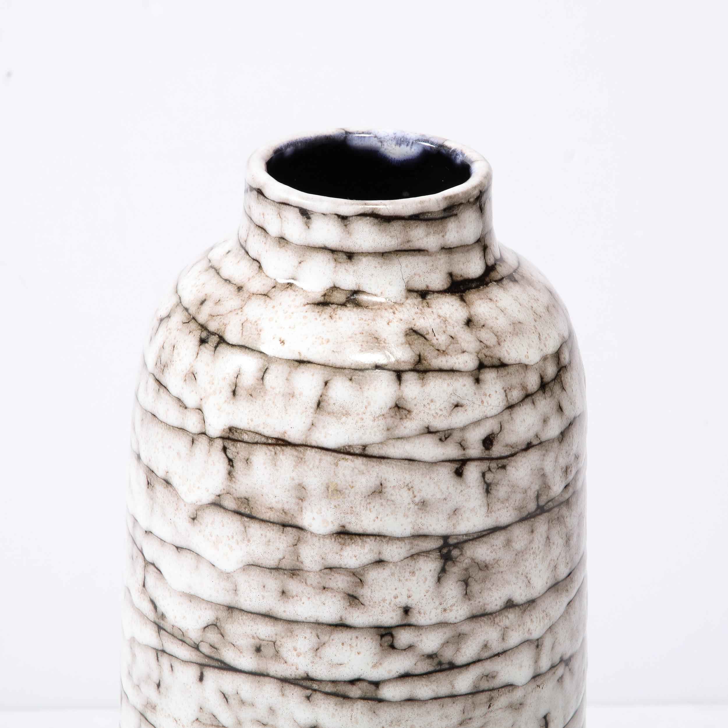 Vase en céramique striée horizontalement, blanc et terre, moderniste du milieu du siècle en vente 1