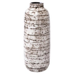 Vase en céramique striée horizontalement, blanc et terre, moderniste du milieu du siècle