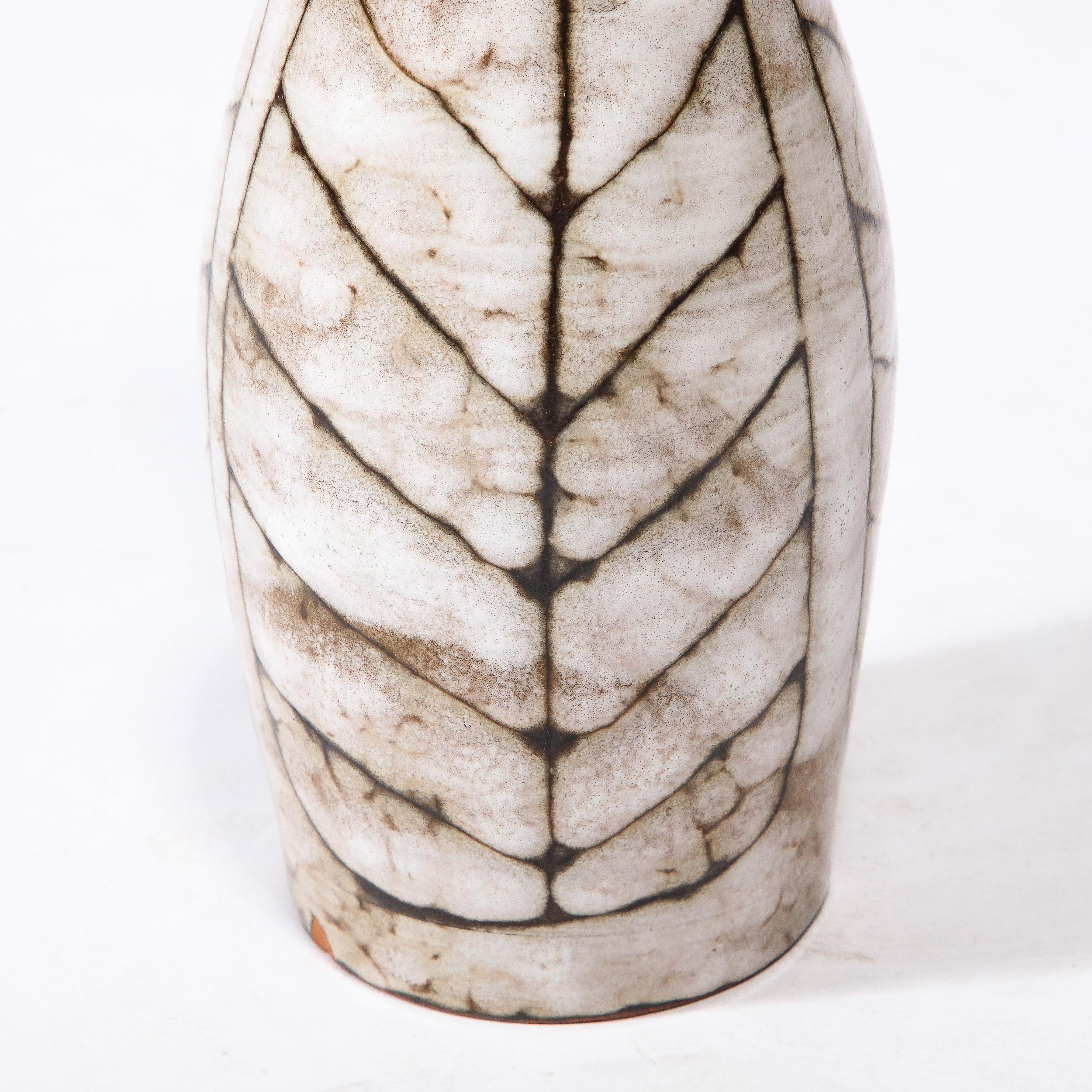 Modernistische weiße und erdfarbene konisch zulaufende Keramikvase mit Blattmotiv aus der Mitte des Jahrhunderts  im Angebot 3