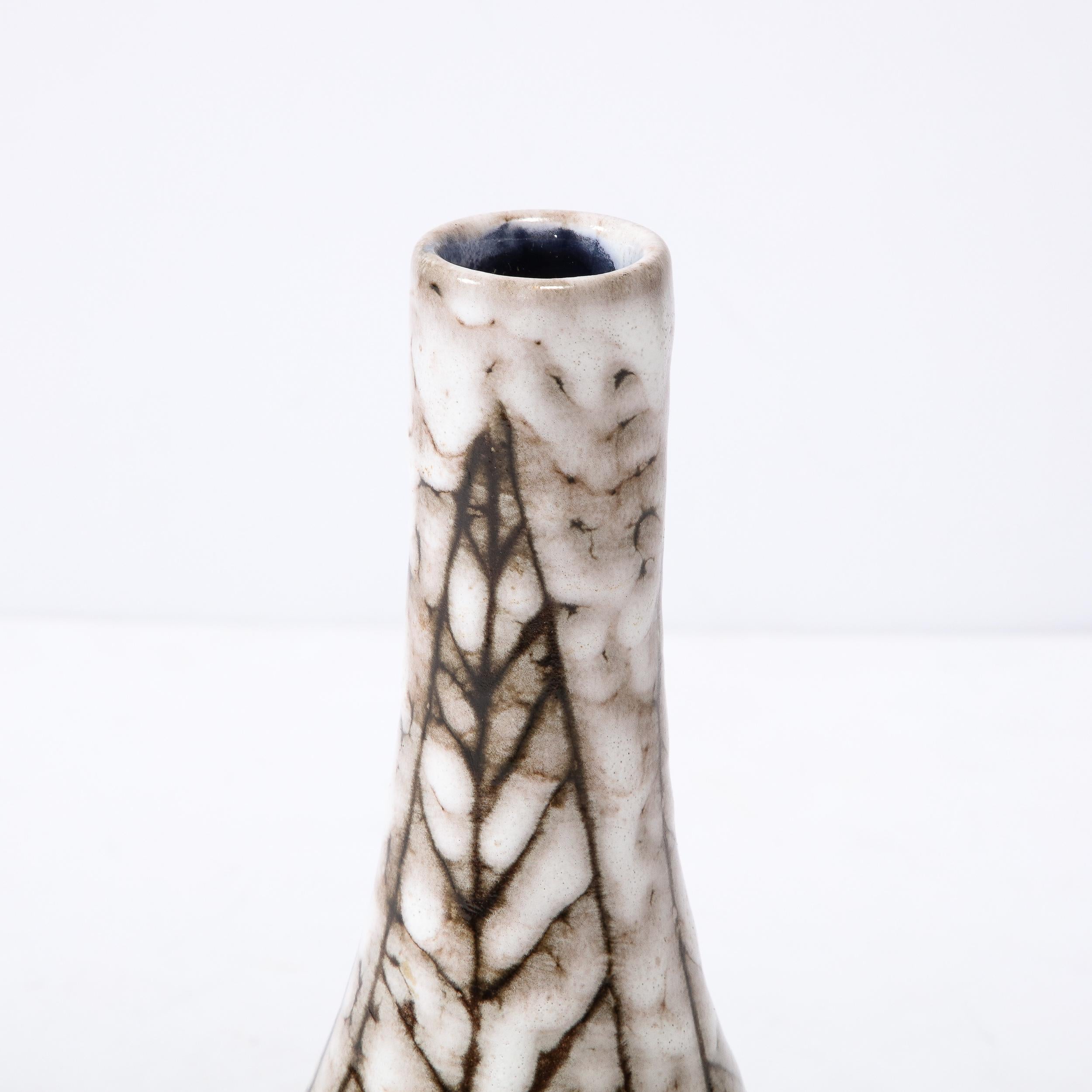 Vase fuselé en céramique blanc et terre du milieu du siècle avec motif de feuilles en vente 2