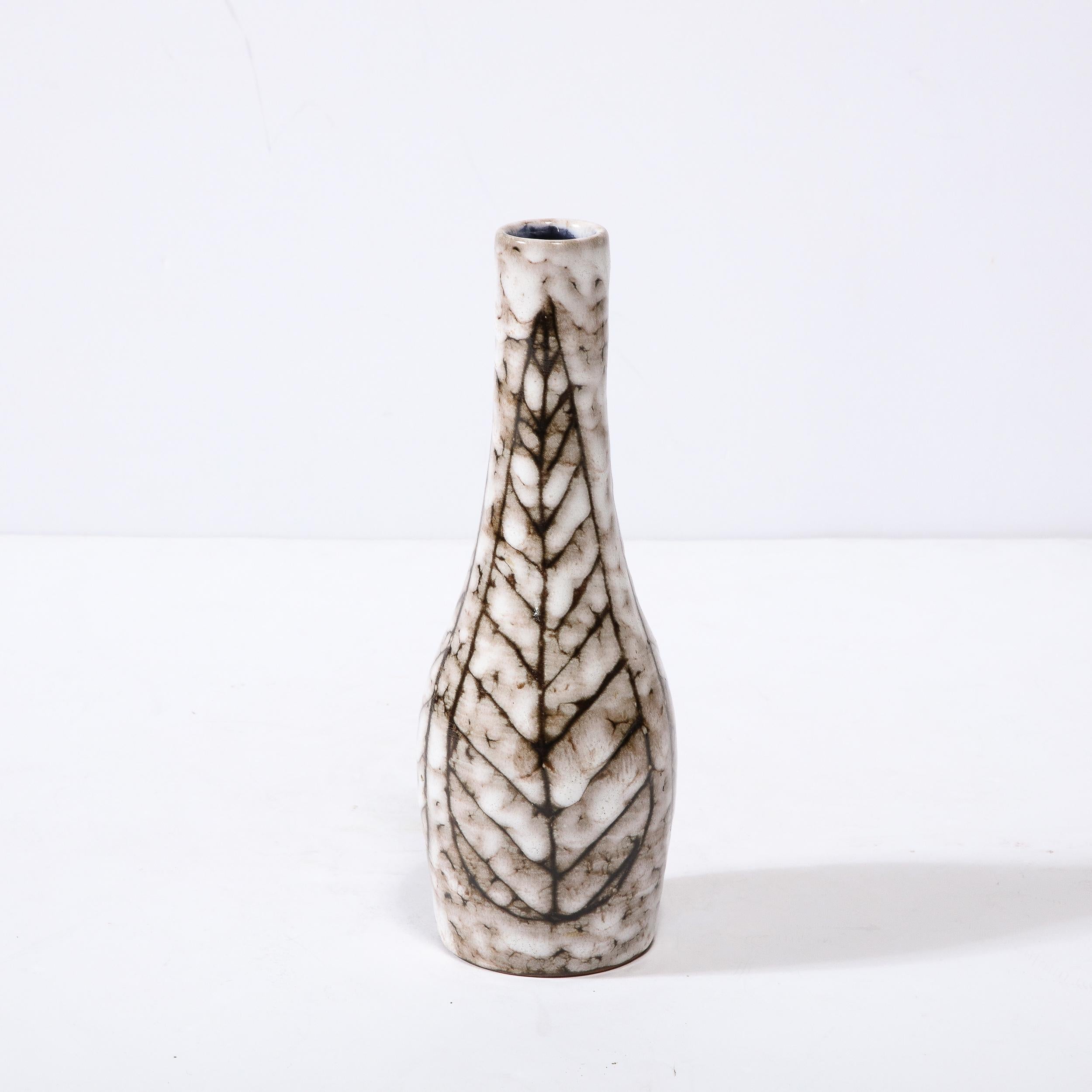 Vase fuselé en céramique blanc et terre du milieu du siècle avec motif de feuilles en vente 3