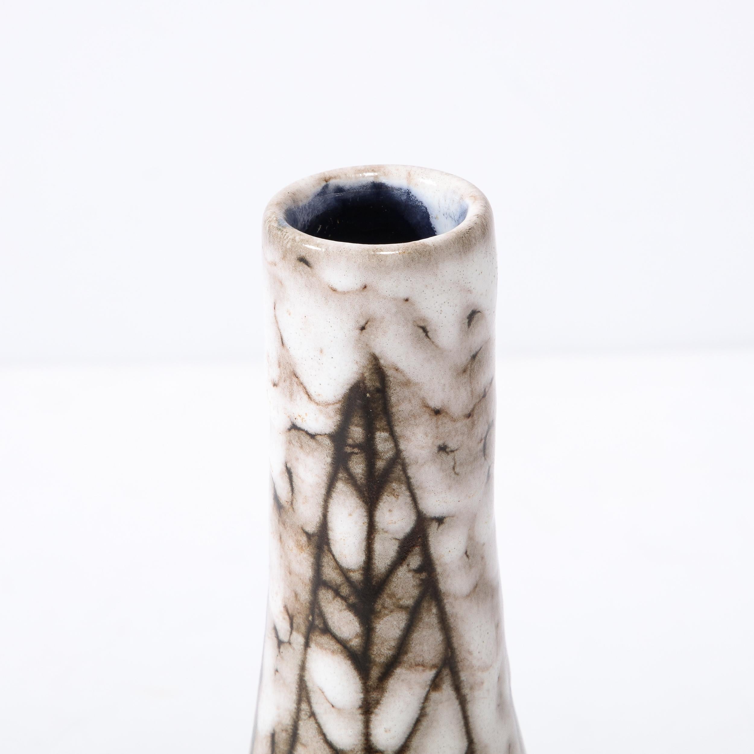 Vase fuselé en céramique blanc et terre du milieu du siècle avec motif de feuilles en vente 4
