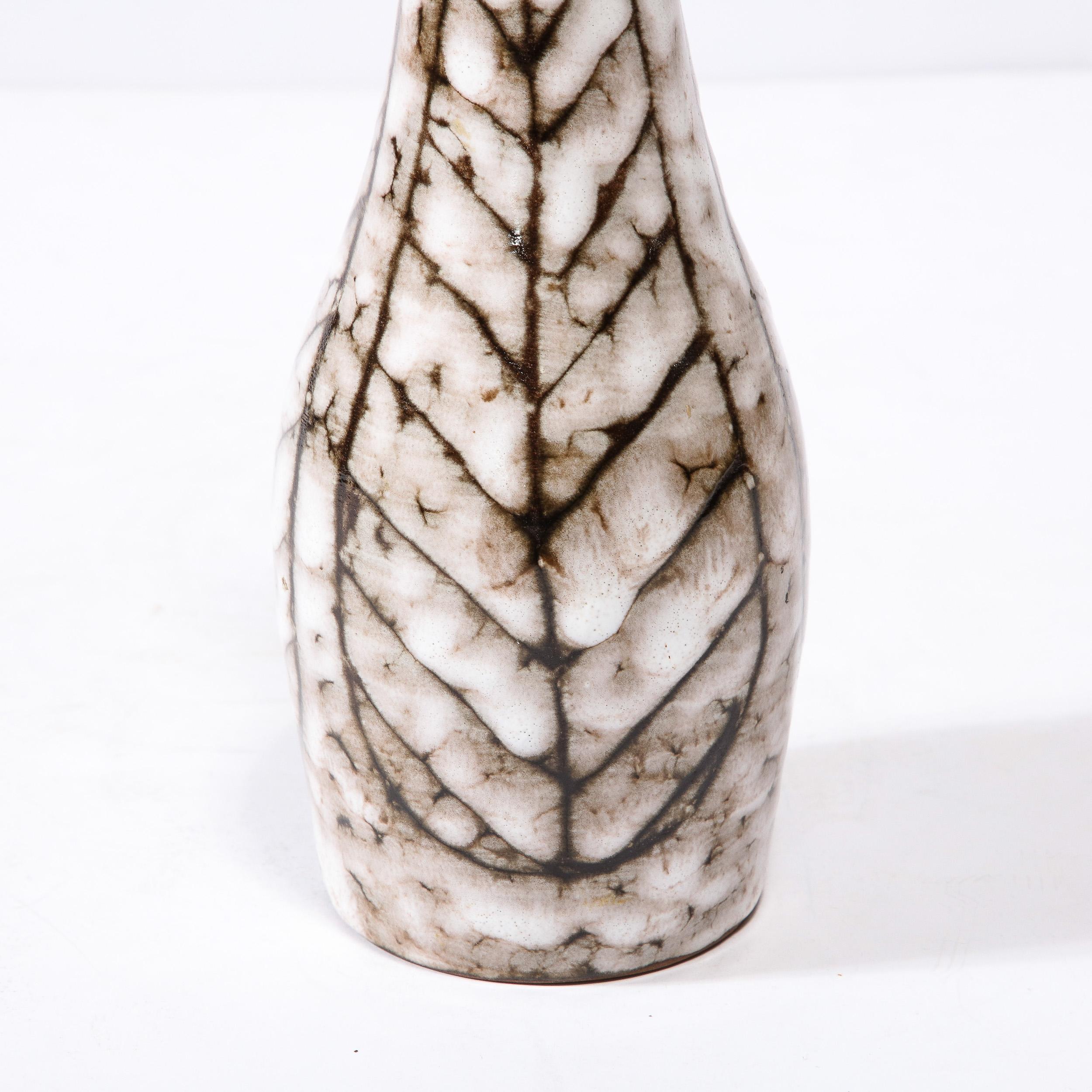 Vase fuselé en céramique blanc et terre du milieu du siècle avec motif de feuilles en vente 5