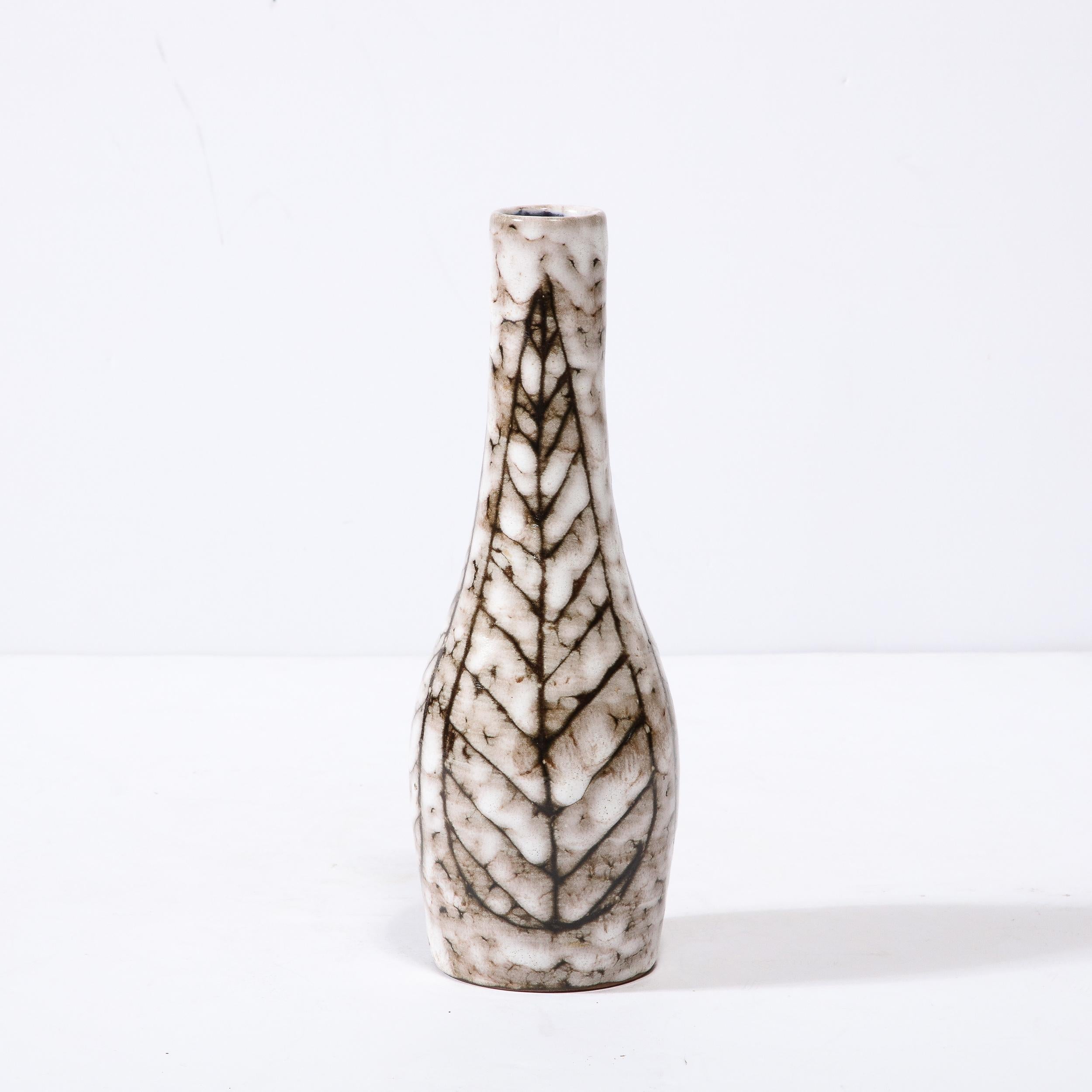 Vase fuselé en céramique blanc et terre du milieu du siècle avec motif de feuilles en vente 6