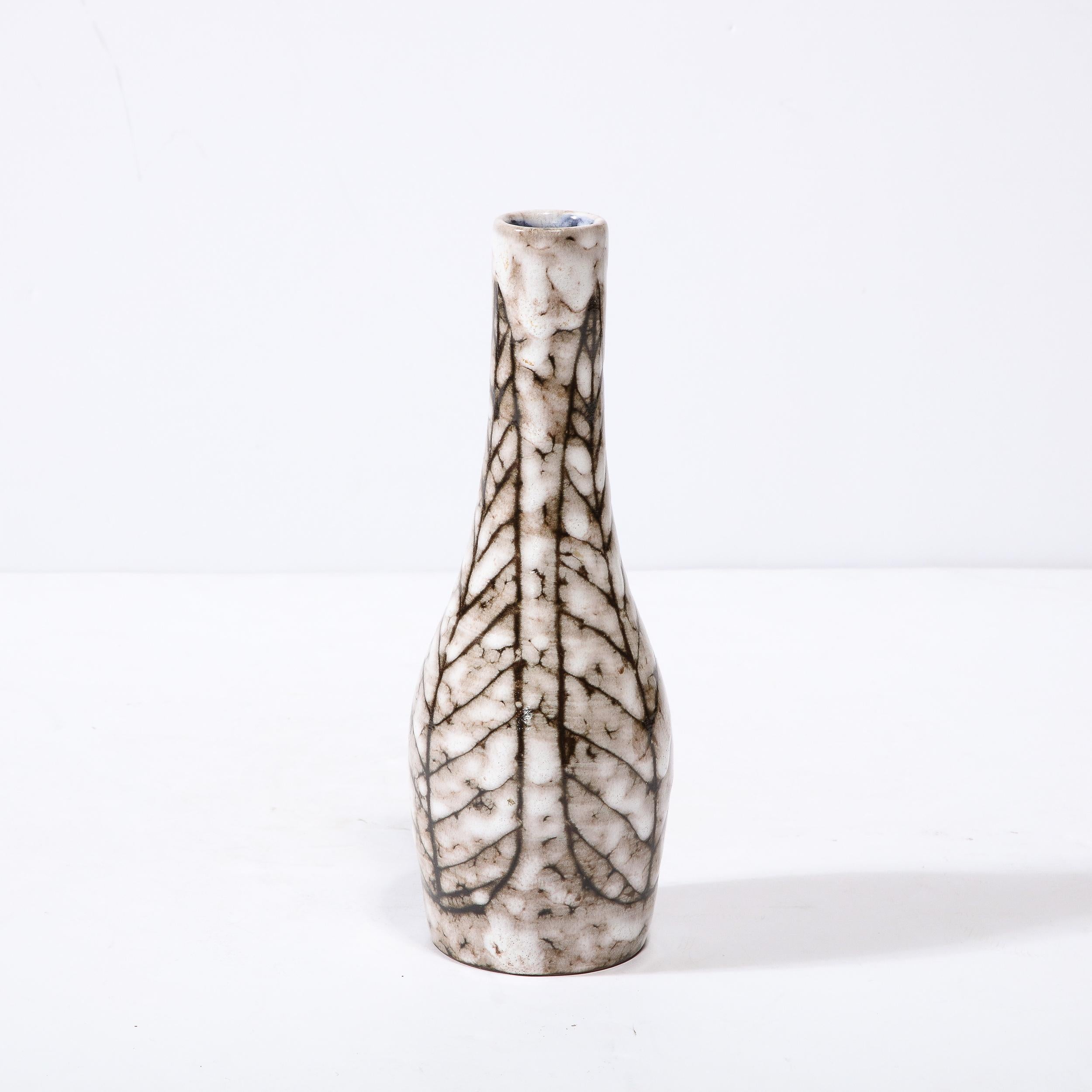 Vase fuselé en céramique blanc et terre du milieu du siècle avec motif de feuilles en vente 7