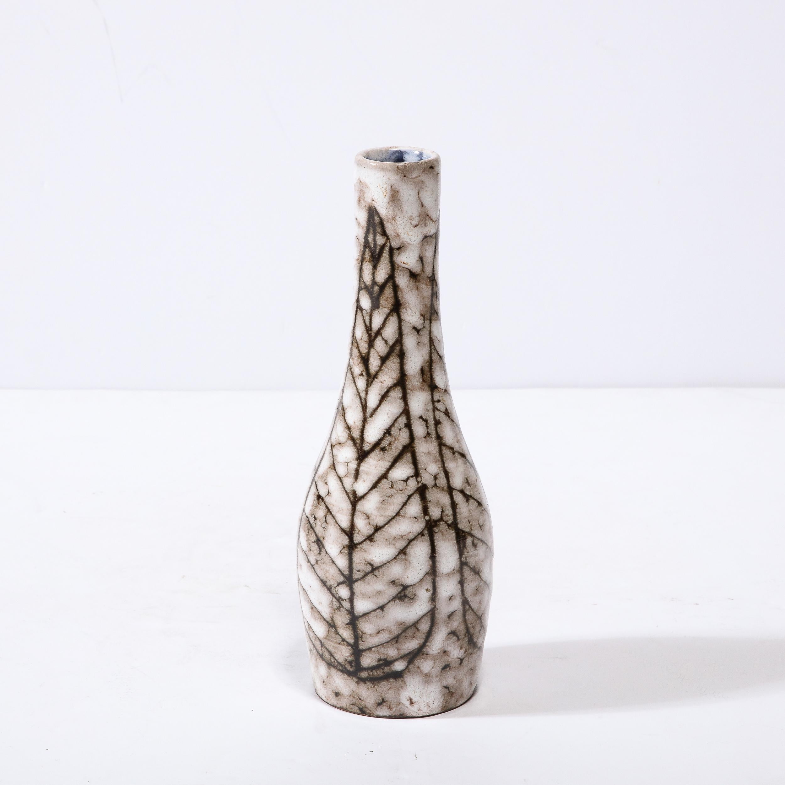 Vase fuselé en céramique blanc et terre du milieu du siècle avec motif de feuilles en vente 8