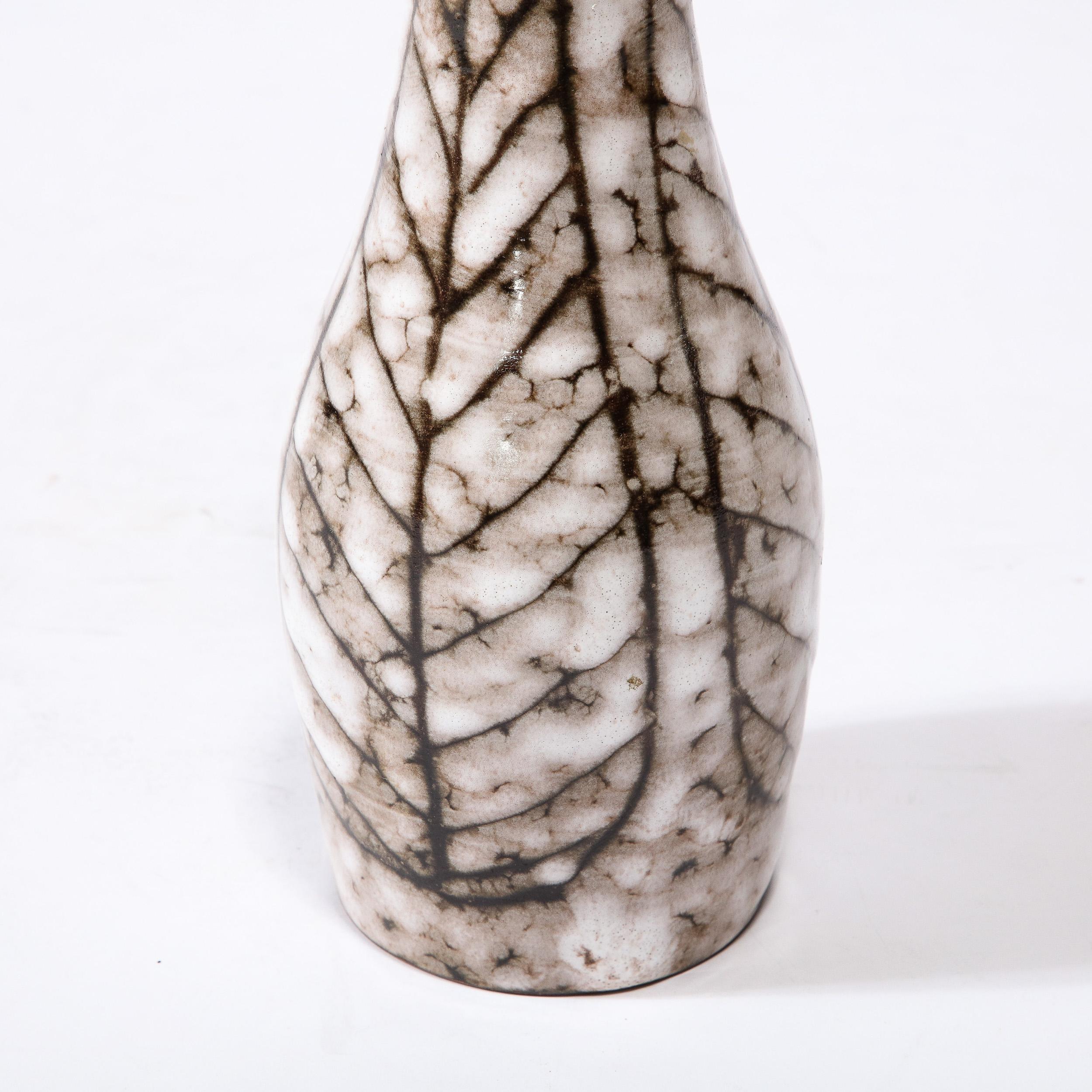Vase fuselé en céramique blanc et terre du milieu du siècle avec motif de feuilles en vente 10