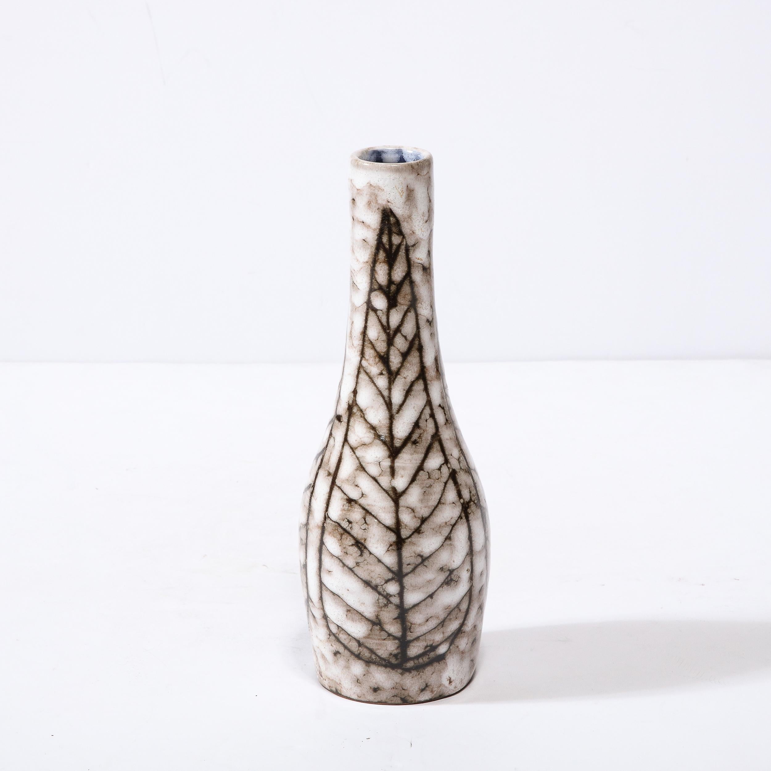Vase fuselé en céramique blanc et terre du milieu du siècle avec motif de feuilles en vente 11