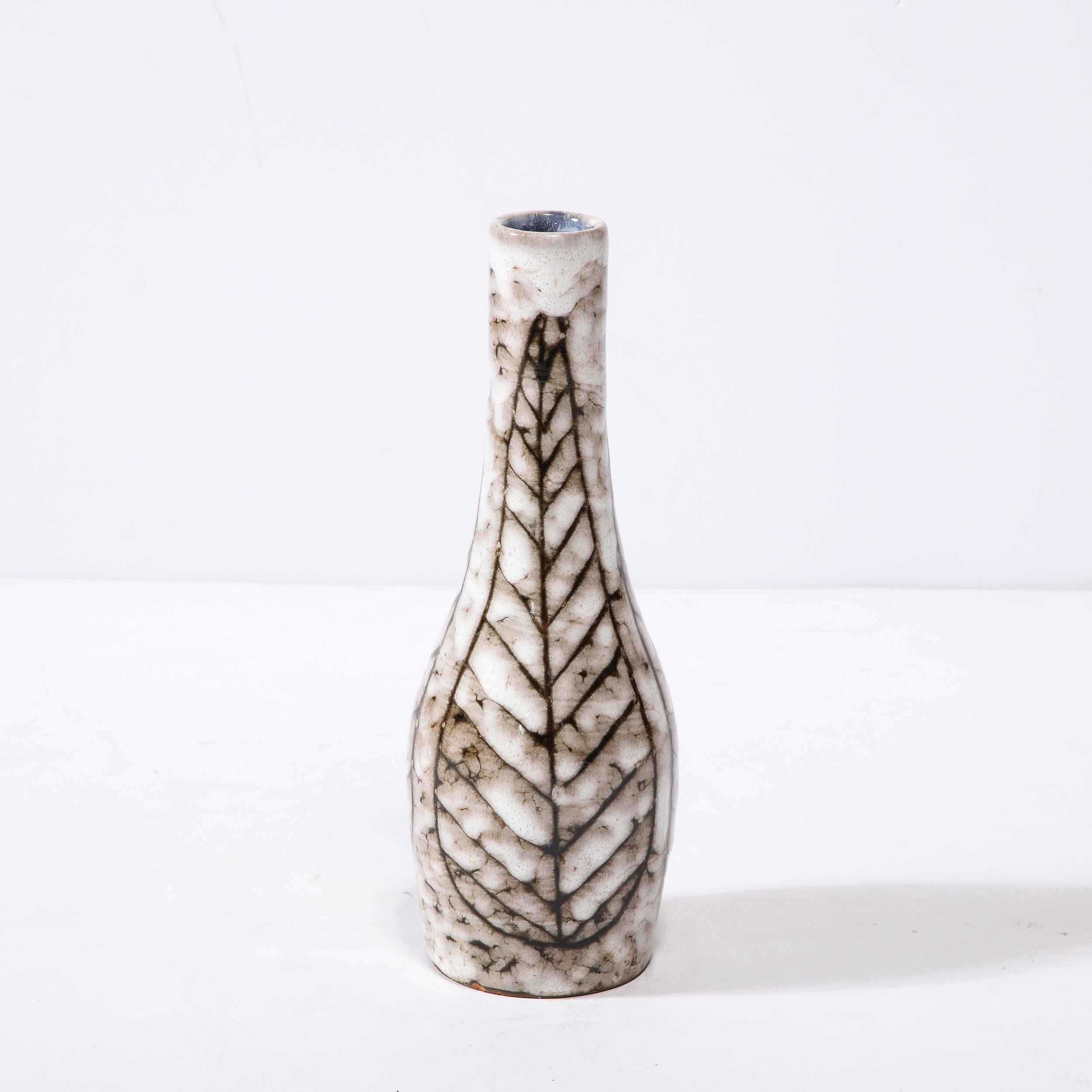 Diese konische Keramikvase der Jahrhundertmitte mit linearem Blattmotiv ist ein schönes Beispiel für europäische Nachkriegskeramik, die um 1960 in Hódmezovasarhely Majolikagyár, Ungarn, hergestellt wurde. Die Oberfläche jeder Vase hat eine