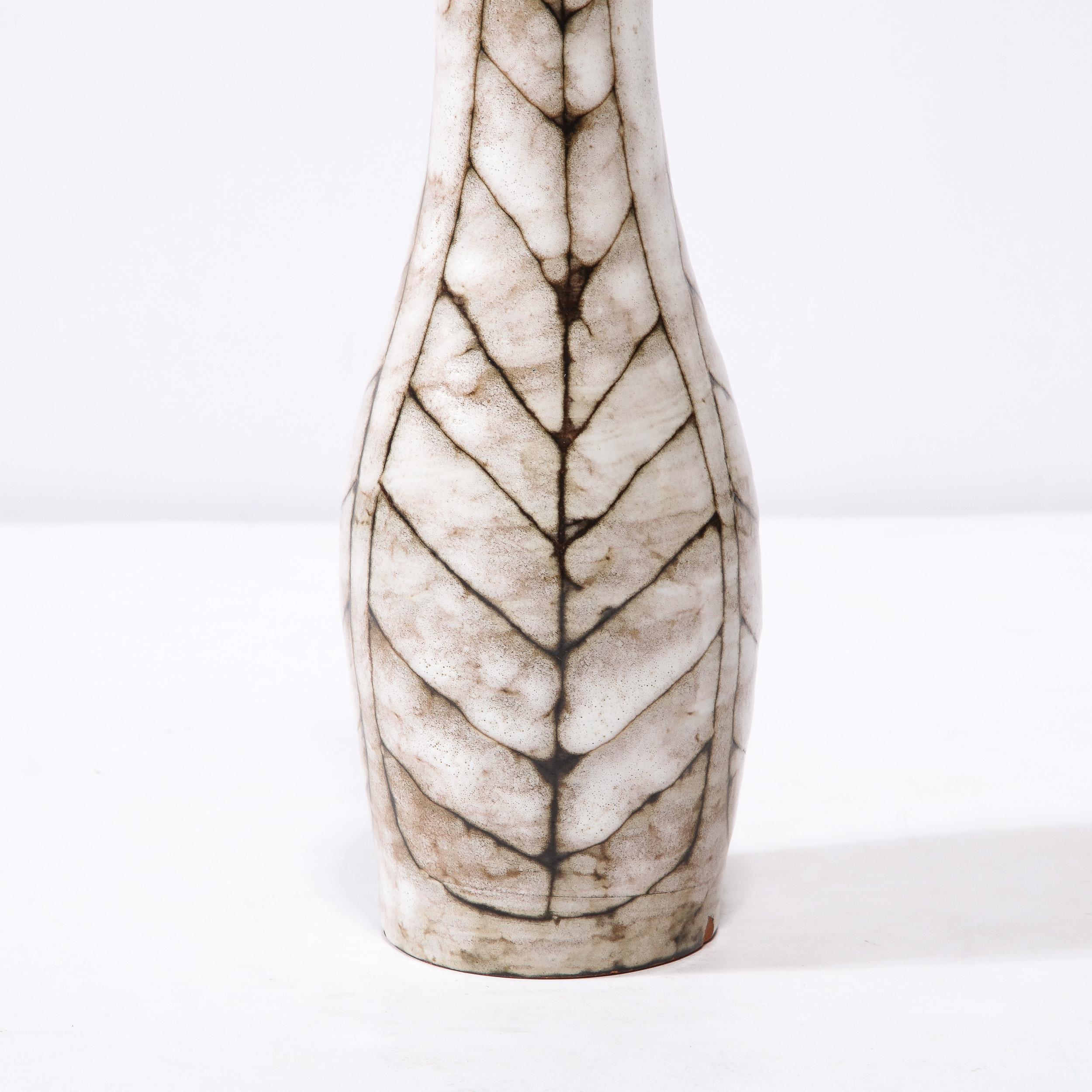Mid-Century Modern Vase fuselé en céramique blanc et terre du milieu du siècle avec motif de feuilles  en vente