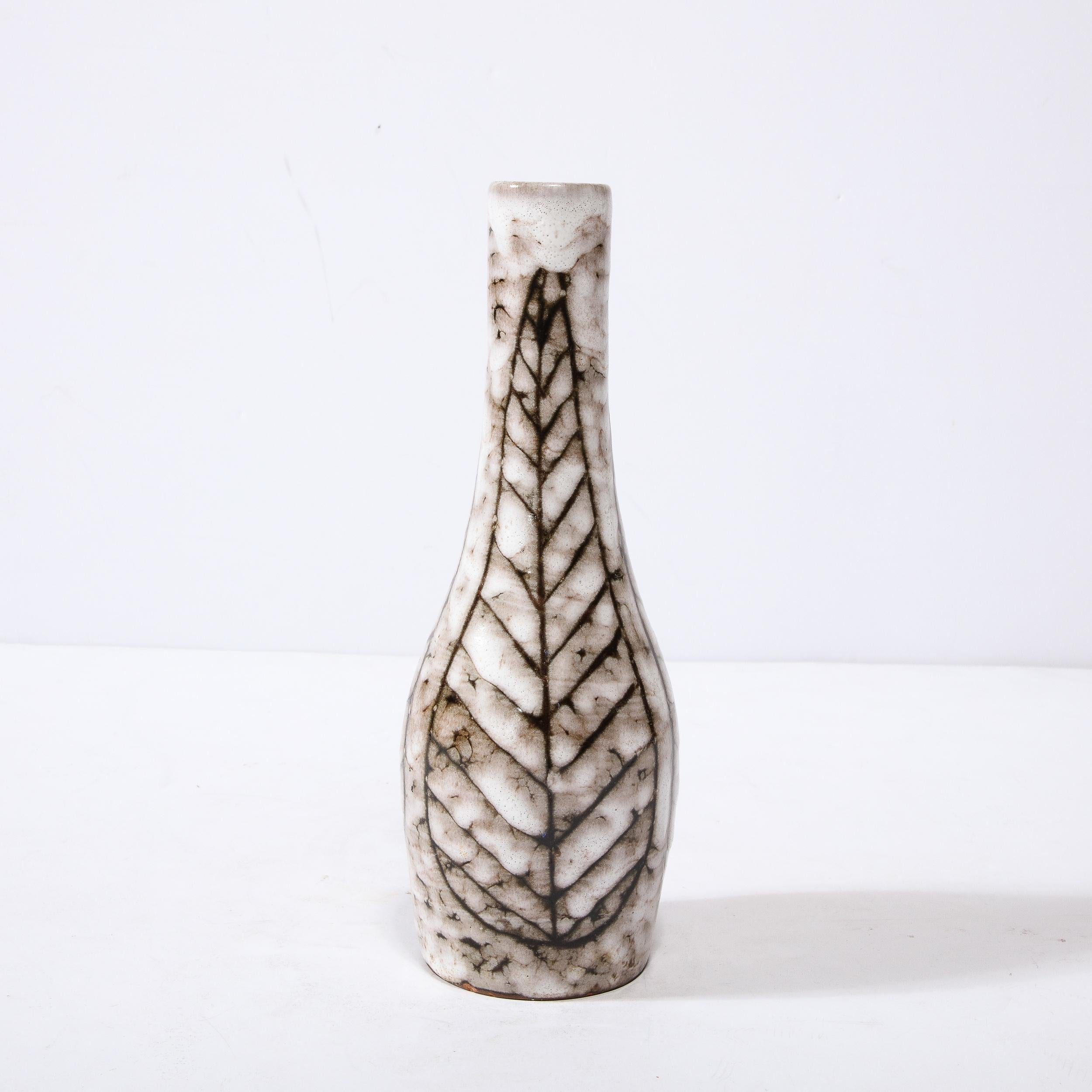 Mid-Century Modern Vase fuselé en céramique blanc et terre du milieu du siècle avec motif de feuilles en vente