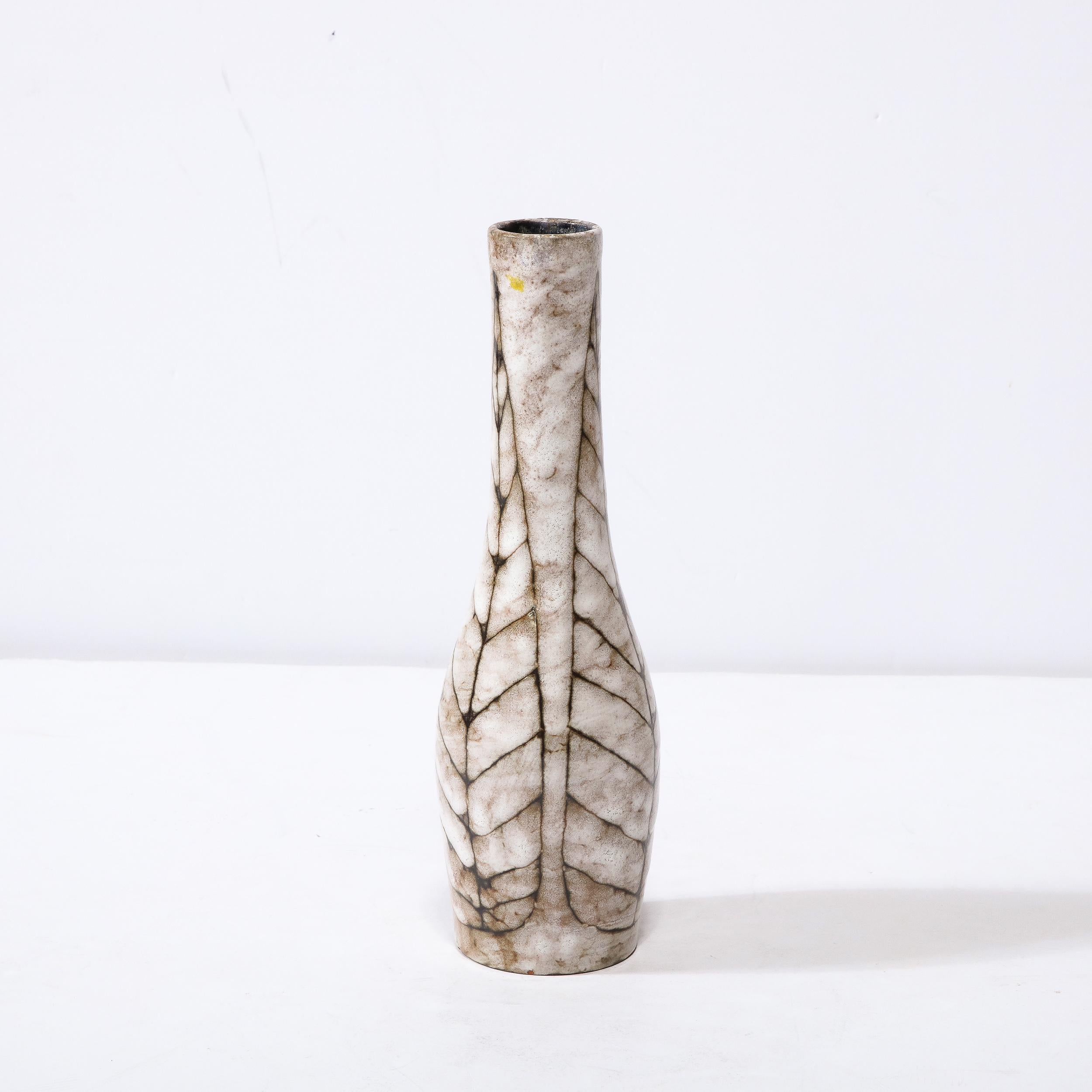 Vernissé Vase fuselé en céramique blanc et terre du milieu du siècle avec motif de feuilles  en vente