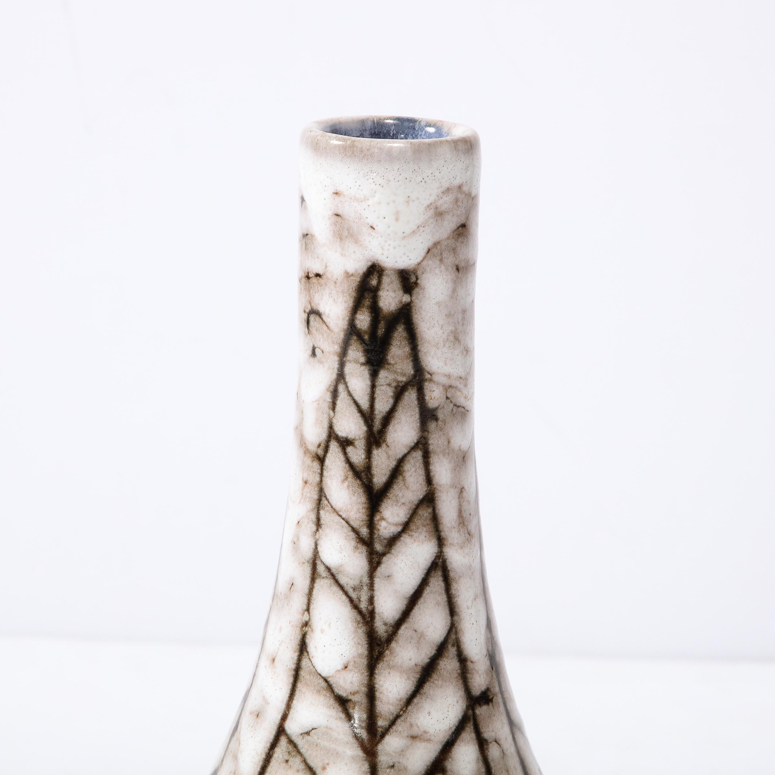Vernissé Vase fuselé en céramique blanc et terre du milieu du siècle avec motif de feuilles en vente