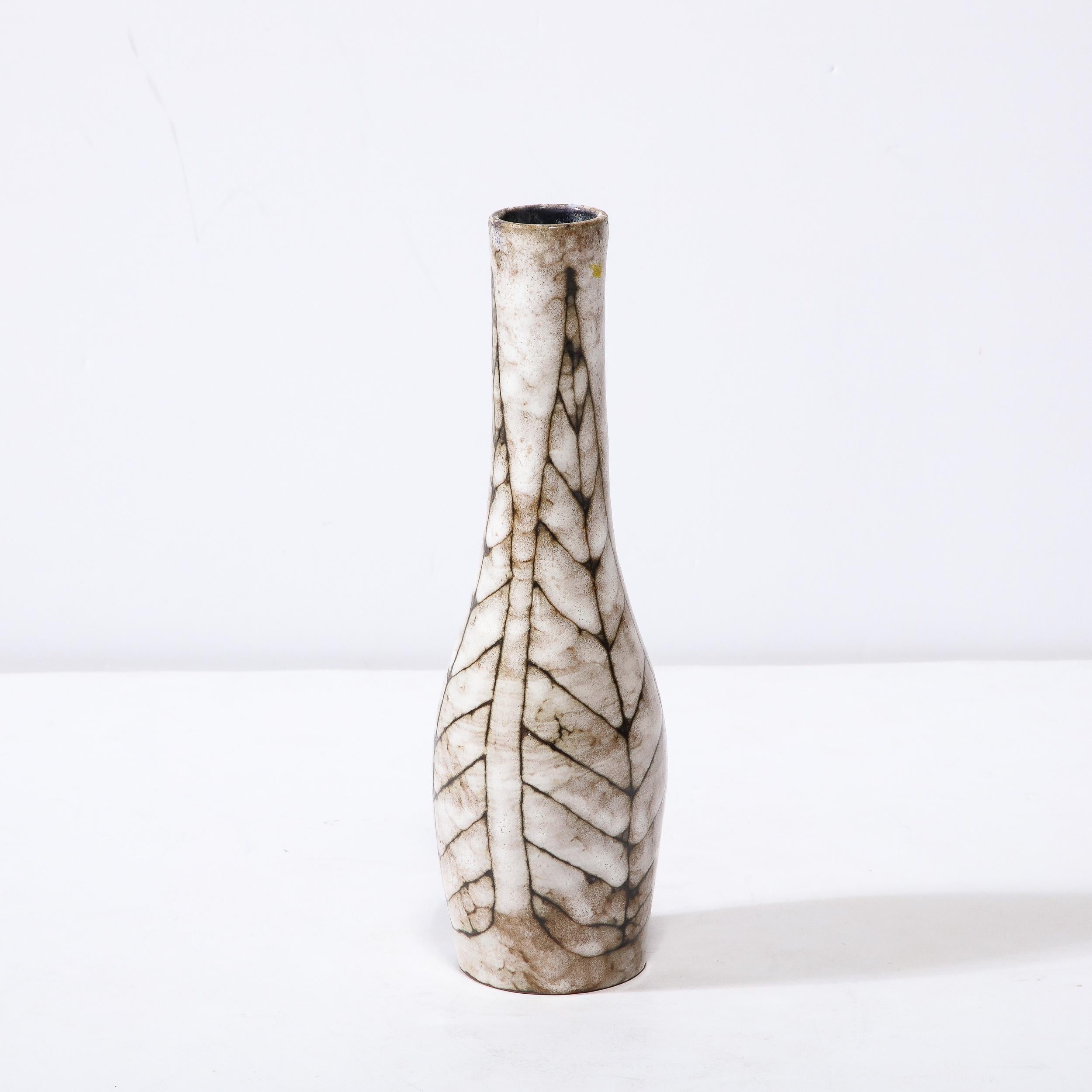 Vase fuselé en céramique blanc et terre du milieu du siècle avec motif de feuilles  Excellent état - En vente à New York, NY