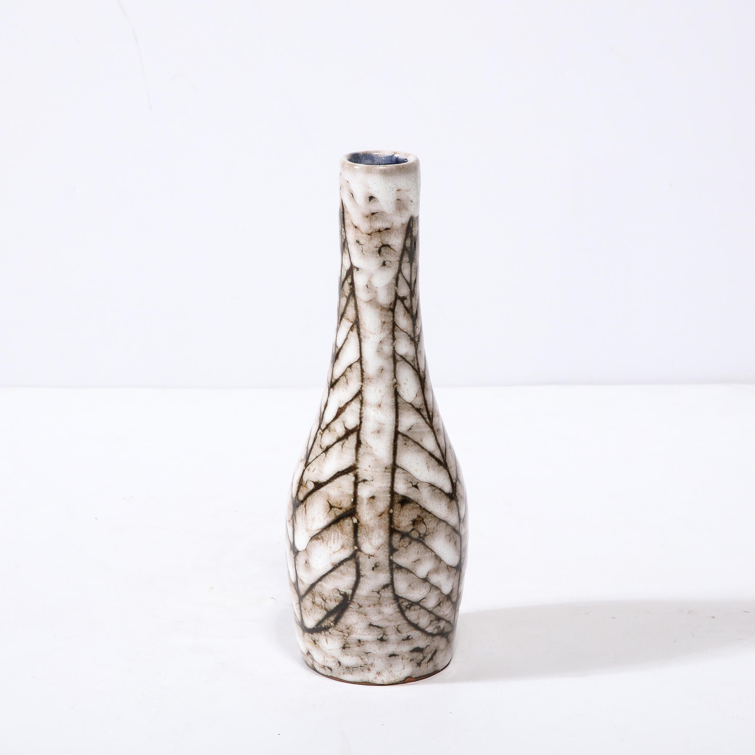 Vase fuselé en céramique blanc et terre du milieu du siècle avec motif de feuilles Excellent état - En vente à New York, NY