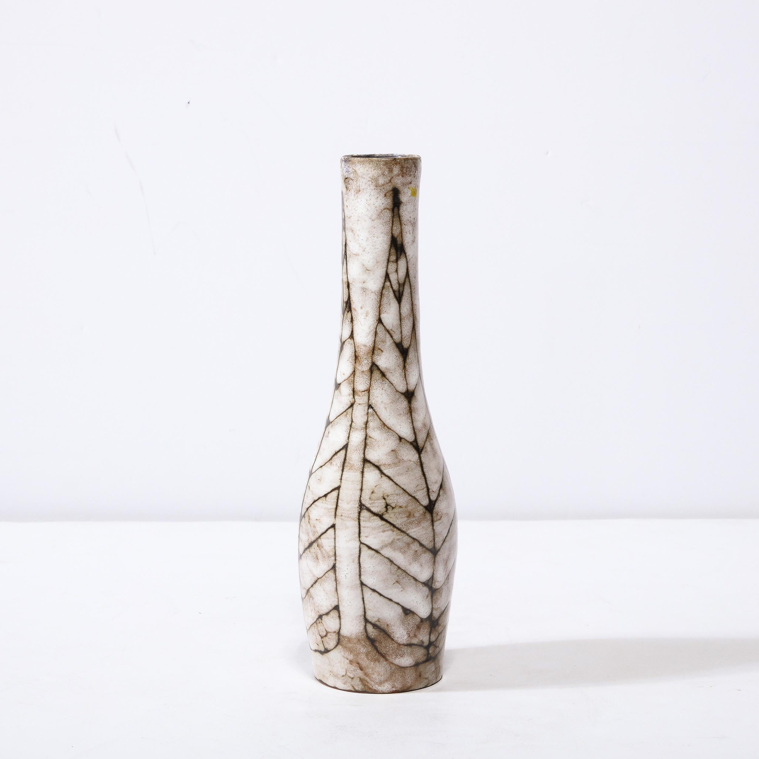 Milieu du XXe siècle Vase fuselé en céramique blanc et terre du milieu du siècle avec motif de feuilles  en vente