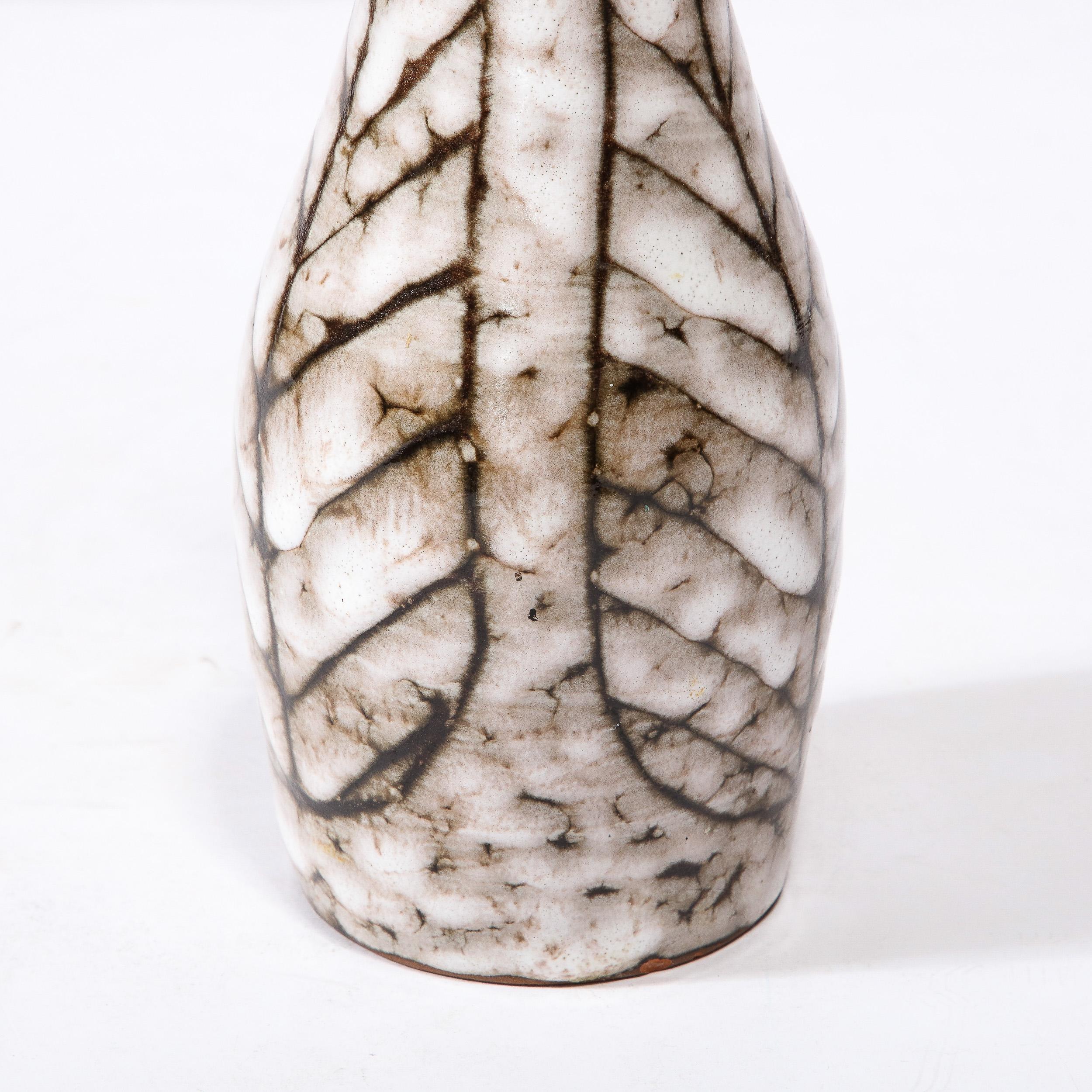 Milieu du XXe siècle Vase fuselé en céramique blanc et terre du milieu du siècle avec motif de feuilles en vente