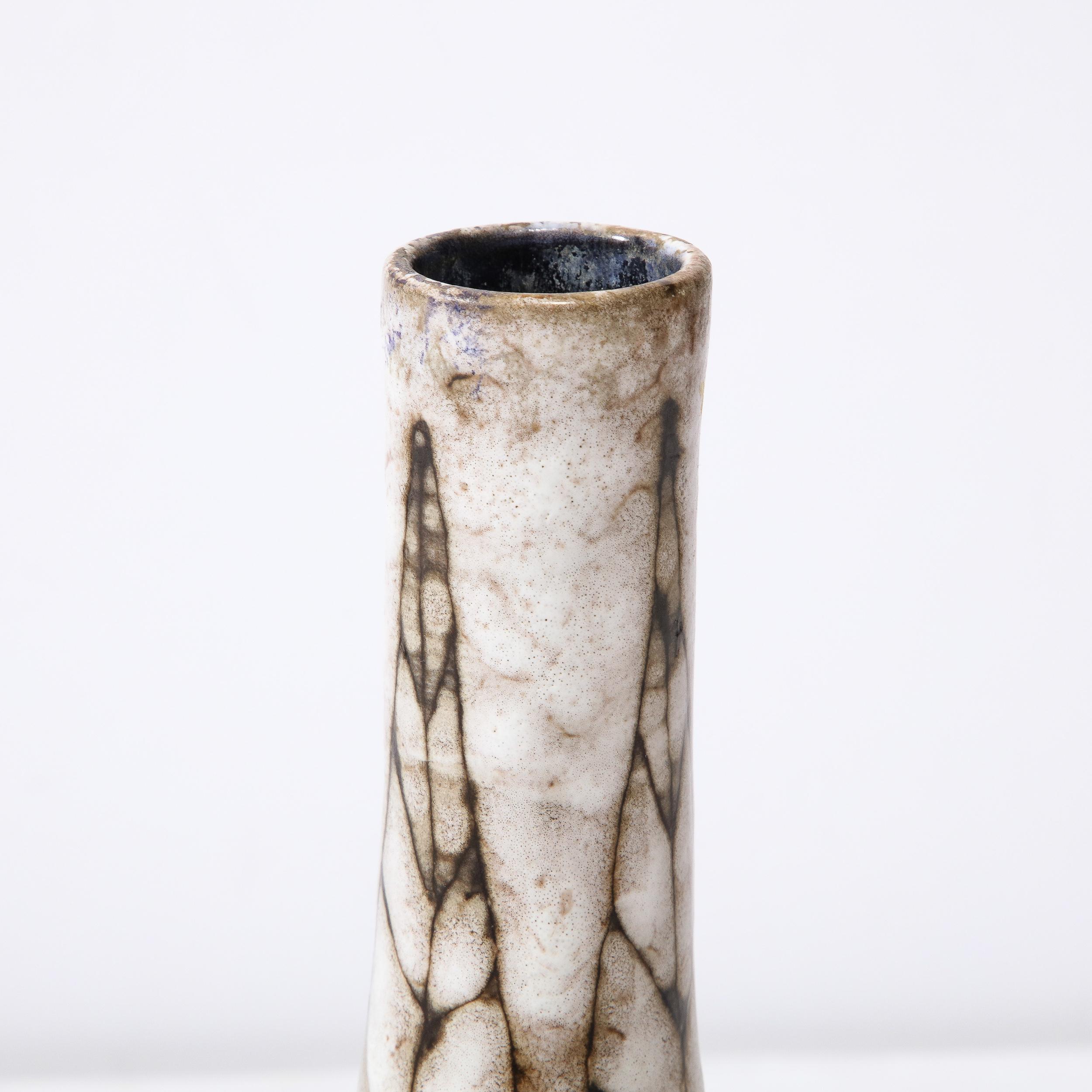 Céramique Vase fuselé en céramique blanc et terre du milieu du siècle avec motif de feuilles  en vente