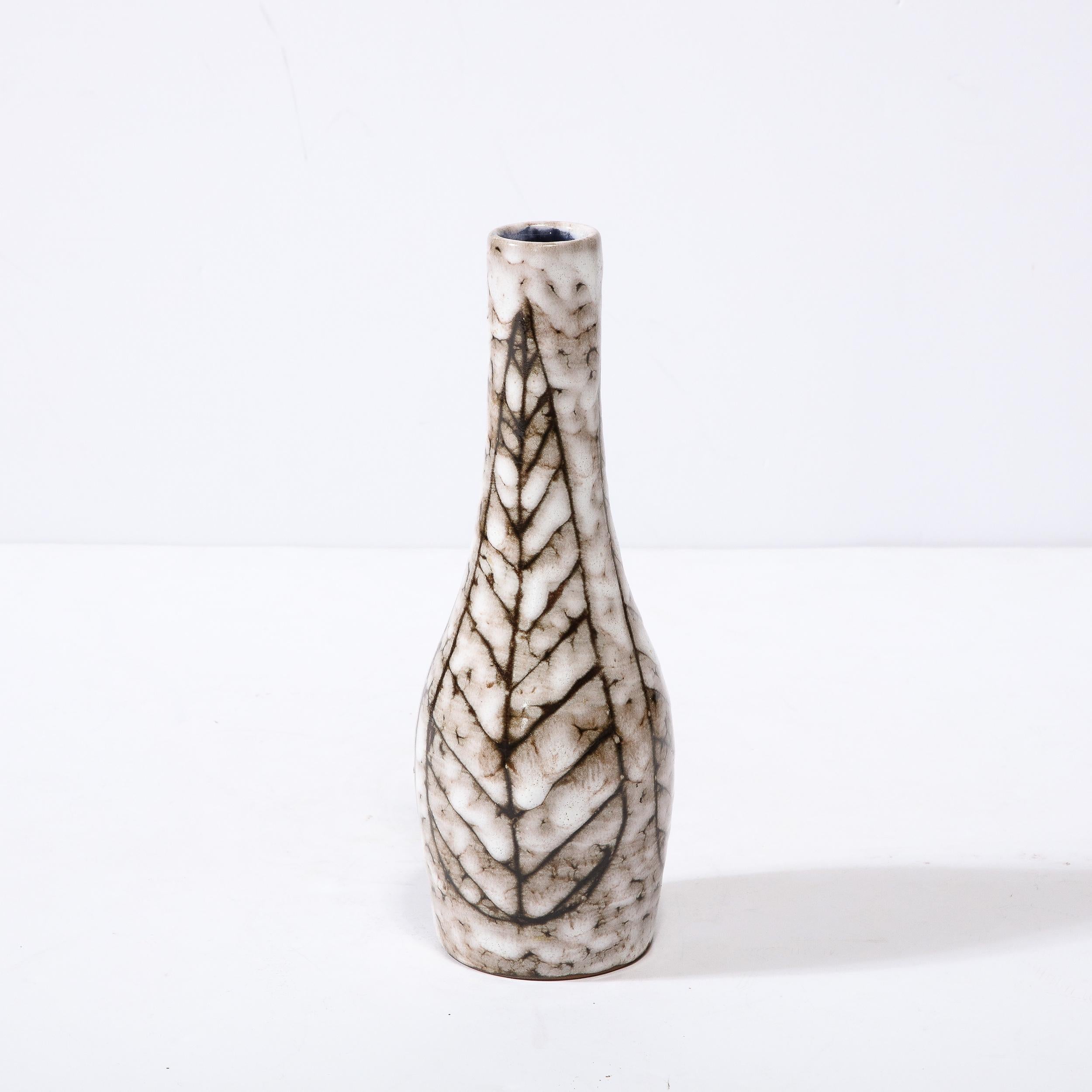 Céramique Vase fuselé en céramique blanc et terre du milieu du siècle avec motif de feuilles en vente