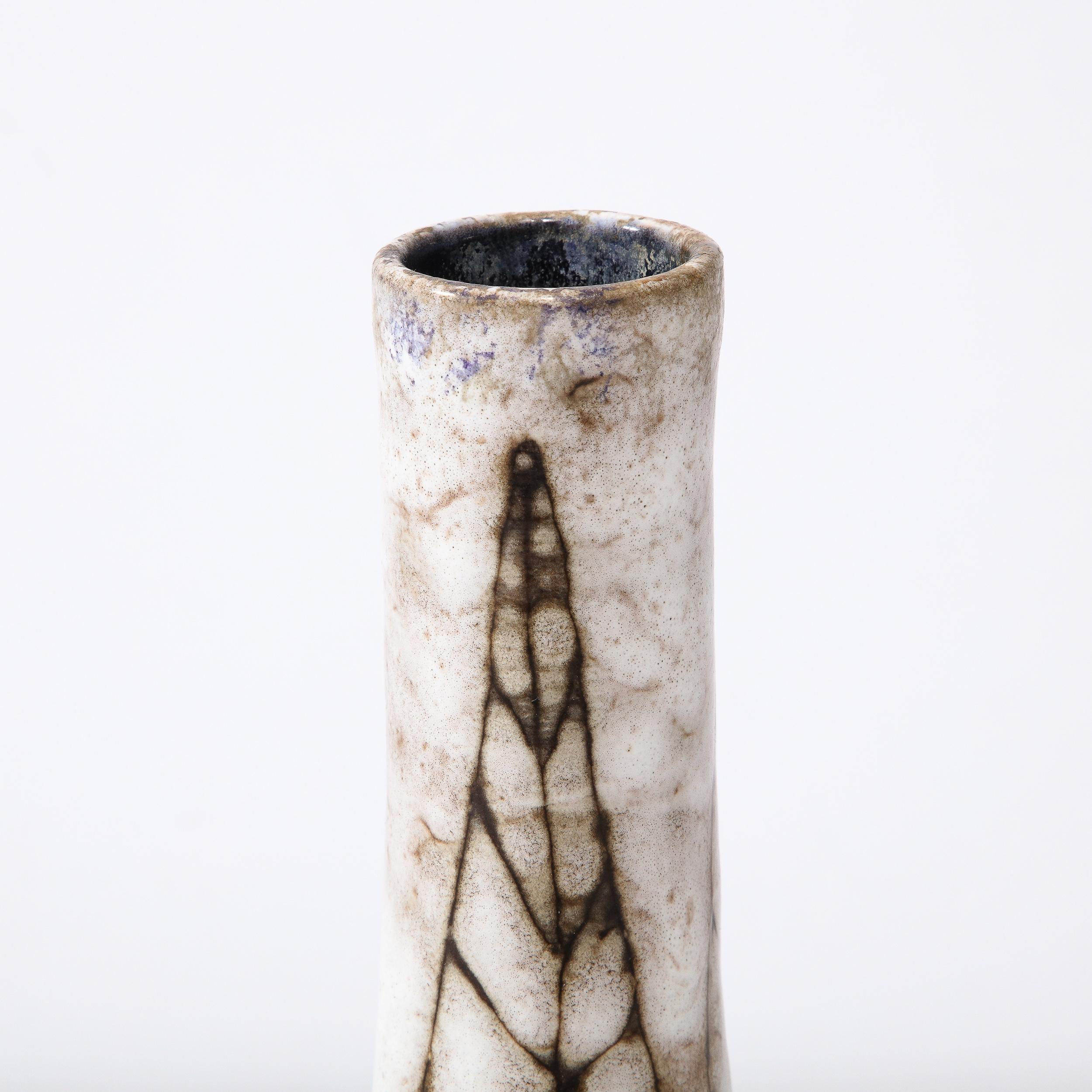 Vase fuselé en céramique blanc et terre du milieu du siècle avec motif de feuilles  en vente 1