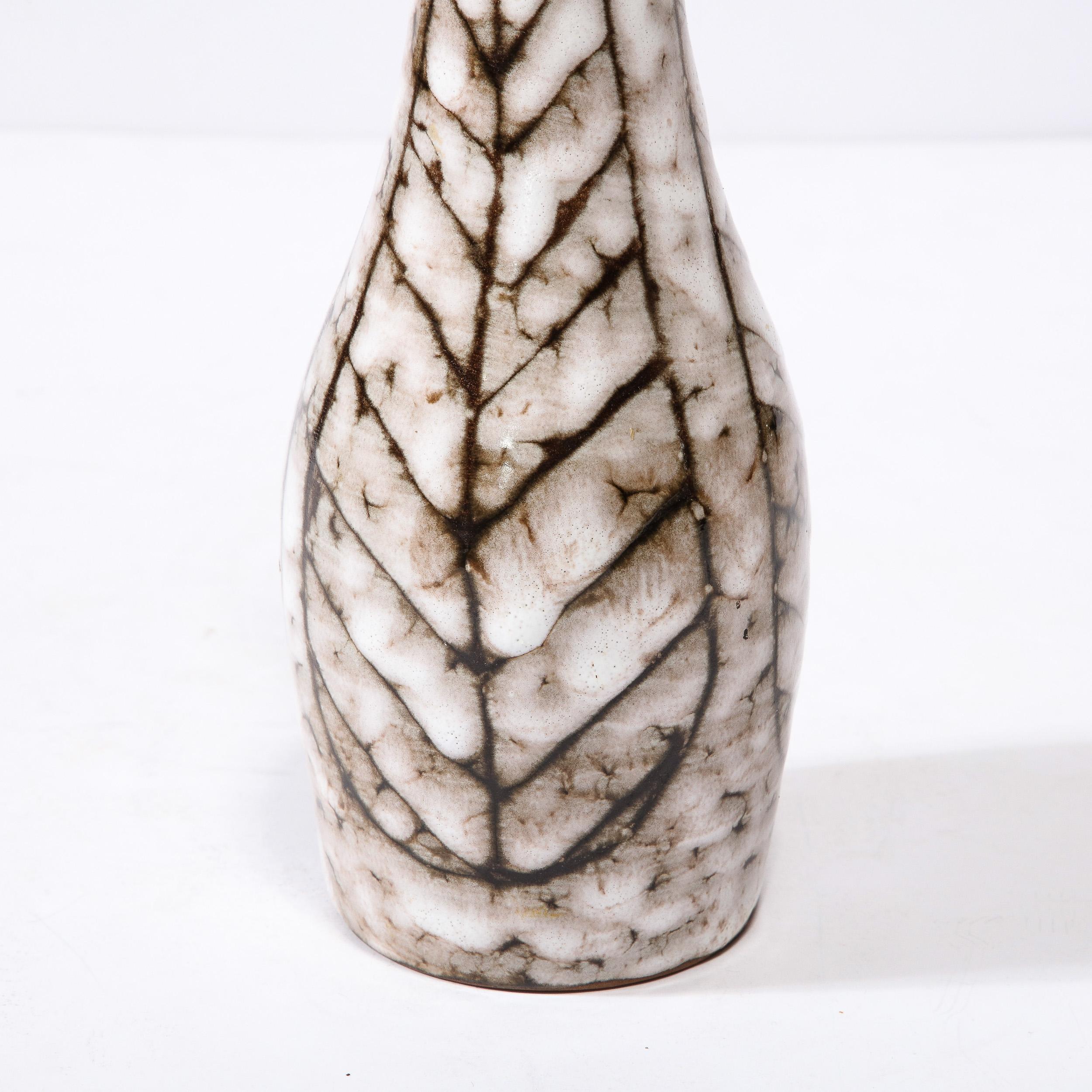 Vase fuselé en céramique blanc et terre du milieu du siècle avec motif de feuilles en vente 1