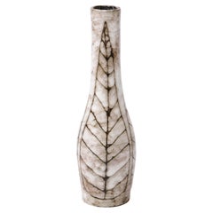 Vase fuselé en céramique blanc et terre du milieu du siècle avec motif de feuilles 