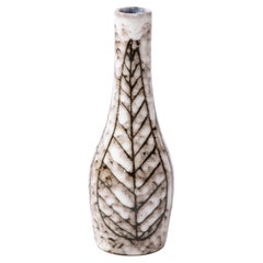 Vase fuselé en céramique blanc et terre du milieu du siècle avec motif de feuilles