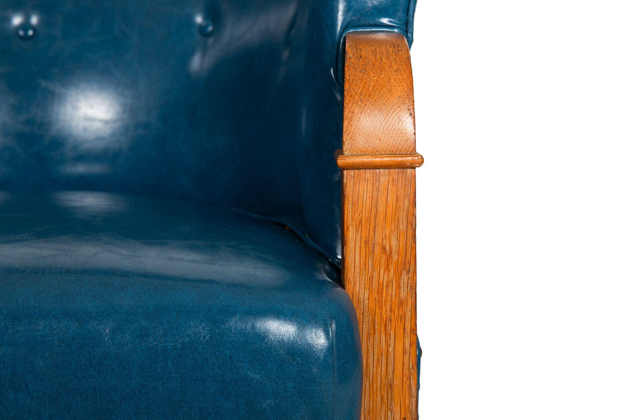 Sedia a braccio a vasca in Oak Oak bianco, modernista, metà secolo, in ecopelle blu in vendita 9
