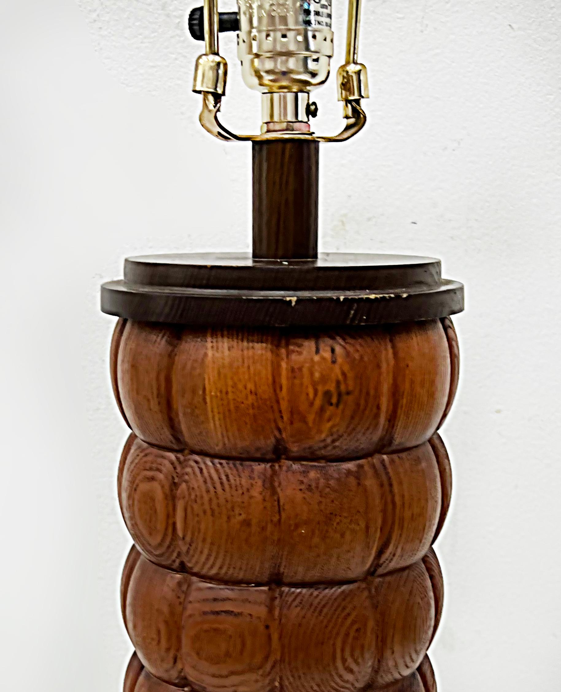 Modernistische Holz-Tischlampen aus der Mitte des Jahrhunderts mit neuen Schirmen, Paar (Geschnitzt) im Angebot