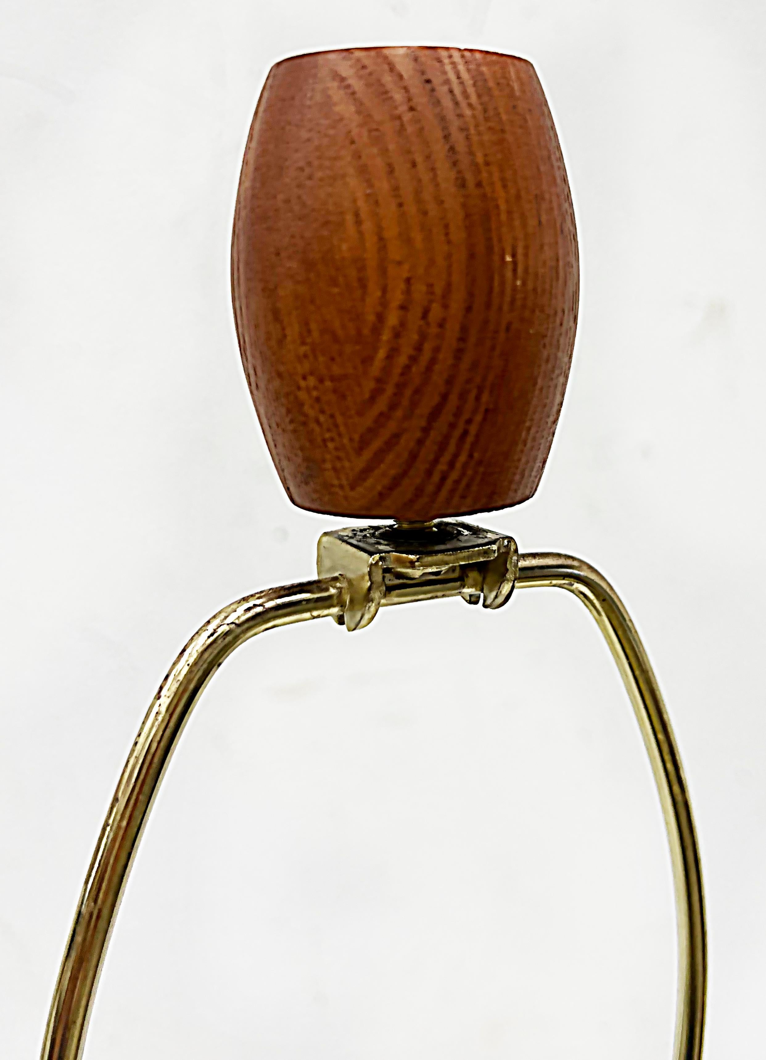 Modernistische Holz-Tischlampen aus der Mitte des Jahrhunderts mit neuen Schirmen, Paar (Messing) im Angebot