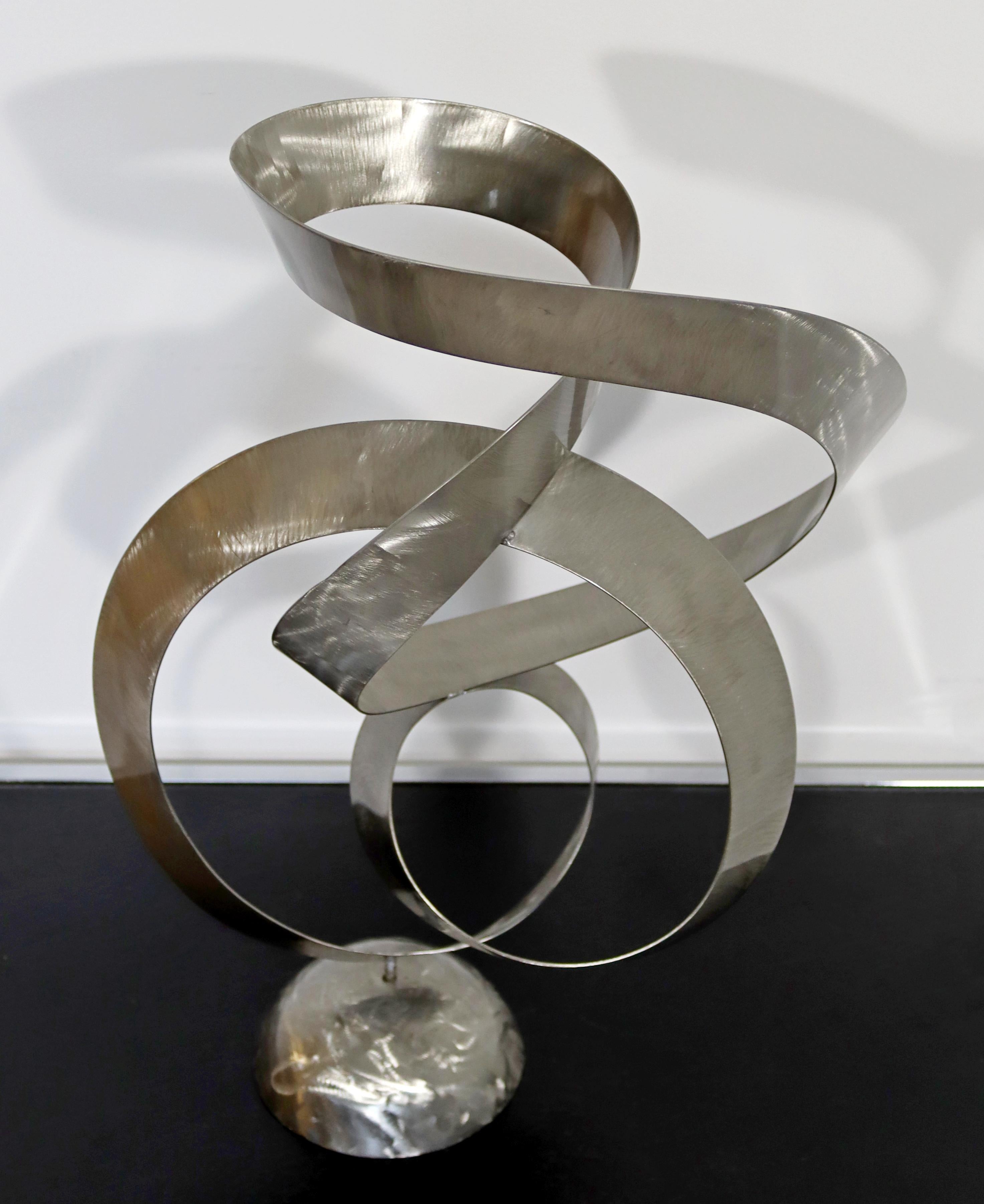 Nous vous présentons une phénoménale sculpture de table abstraite française, en aluminium brossé, datant des années 1970. Vintage, en excellent état. Les dimensions sont de 13
