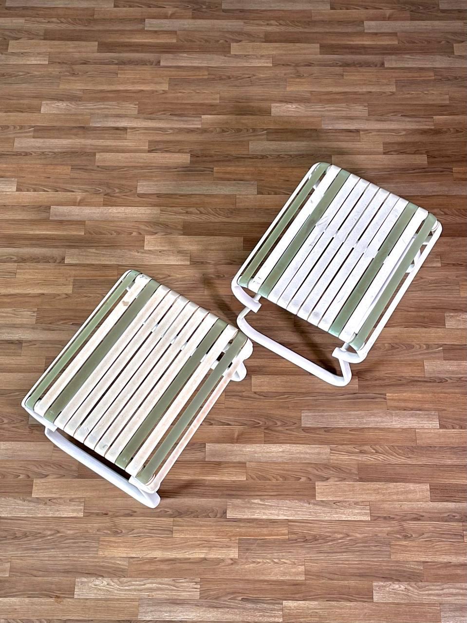 Modernité du milieu du sièclePaire de tabourets d'extérieur vintage 