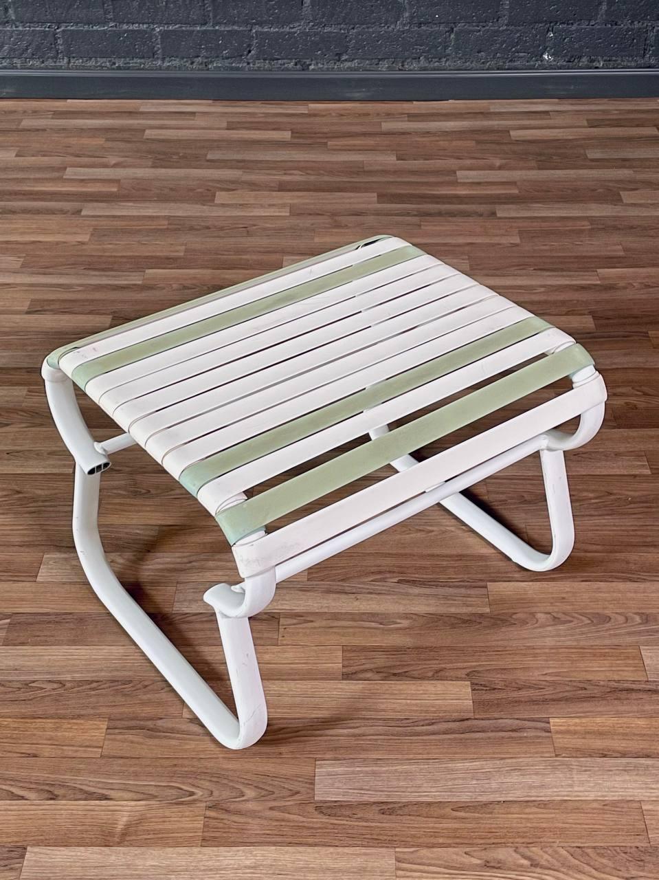 Milieu du XXe siècle Modernité du milieu du sièclePaire de tabourets d'extérieur vintage 