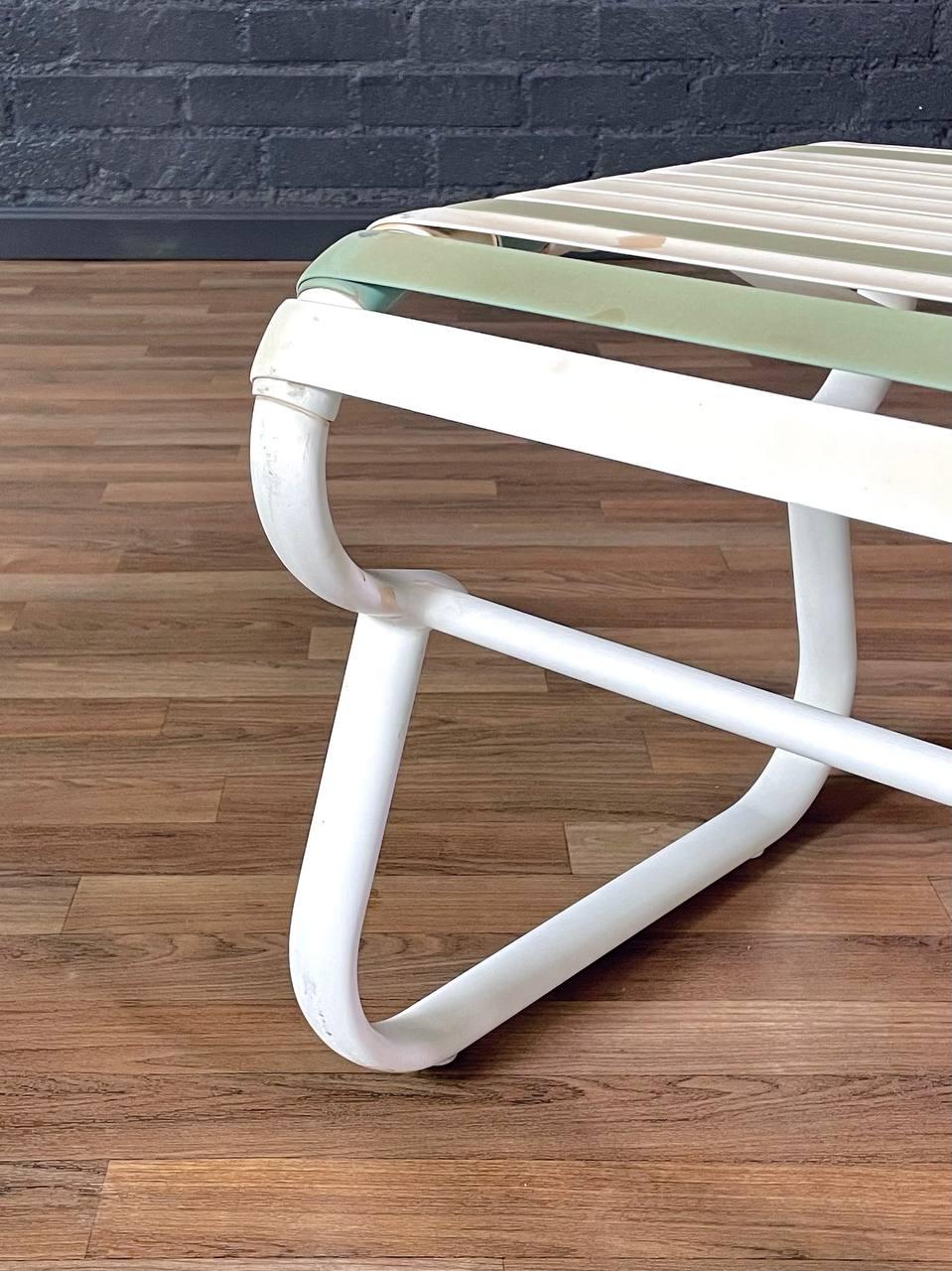 Modernité du milieu du sièclePaire de tabourets d'extérieur vintage 