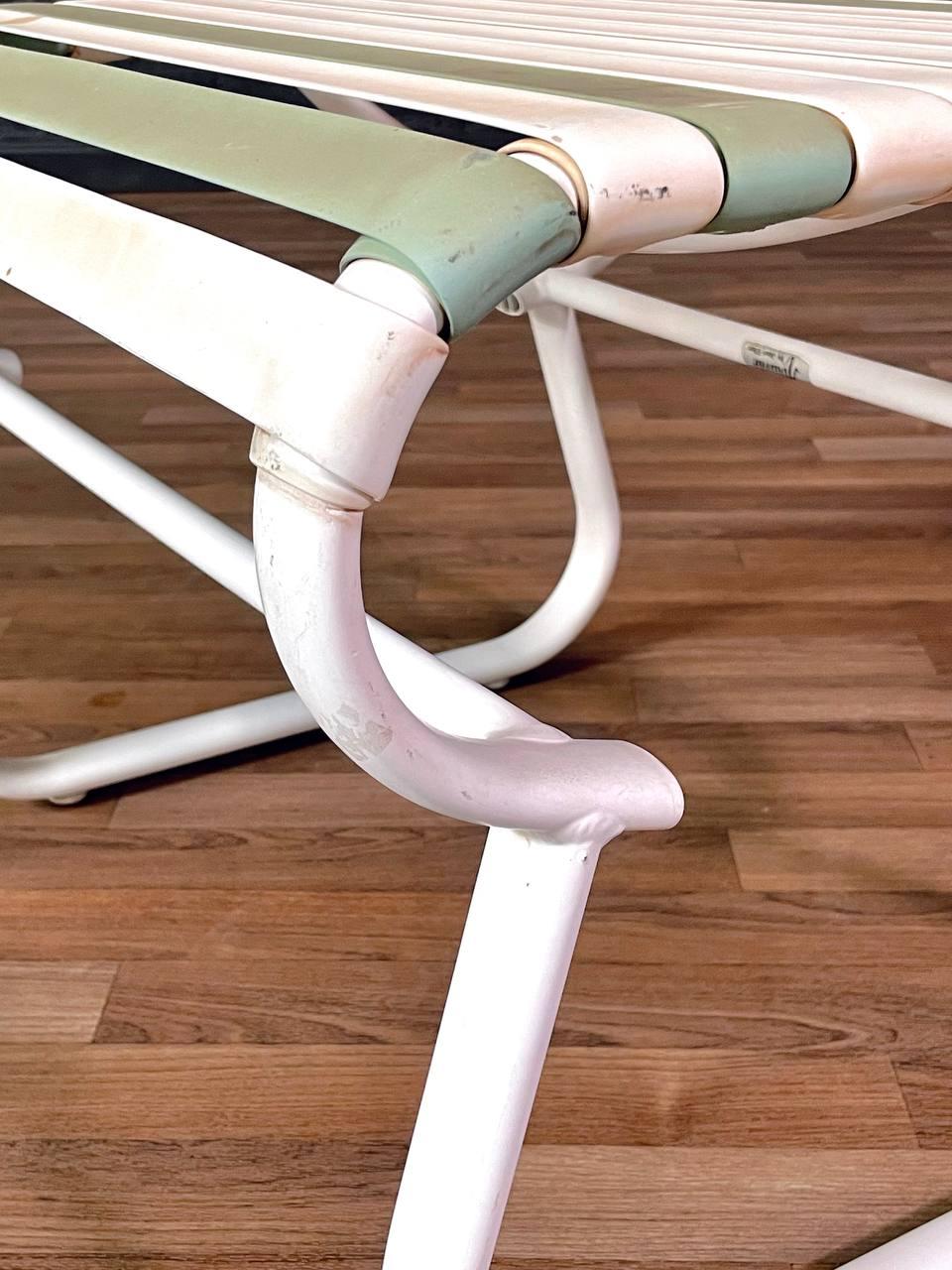 Modernité du milieu du sièclePaire de tabourets d'extérieur vintage 