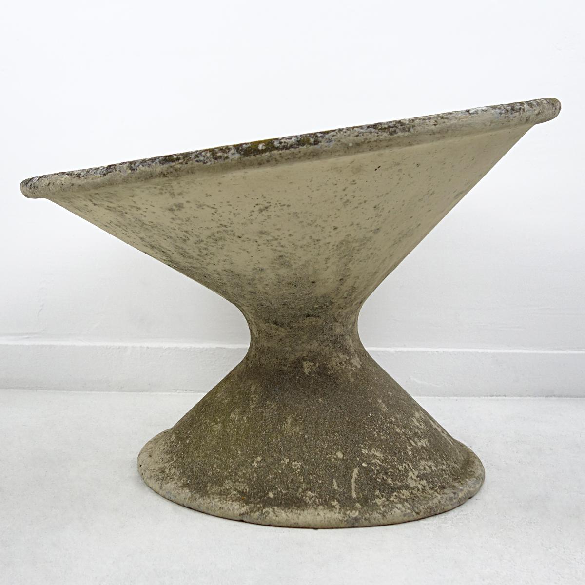 Cement Midcentury Mode Round Planter Designed by Willy Guhl for Eternit in Switzerland For Sale
