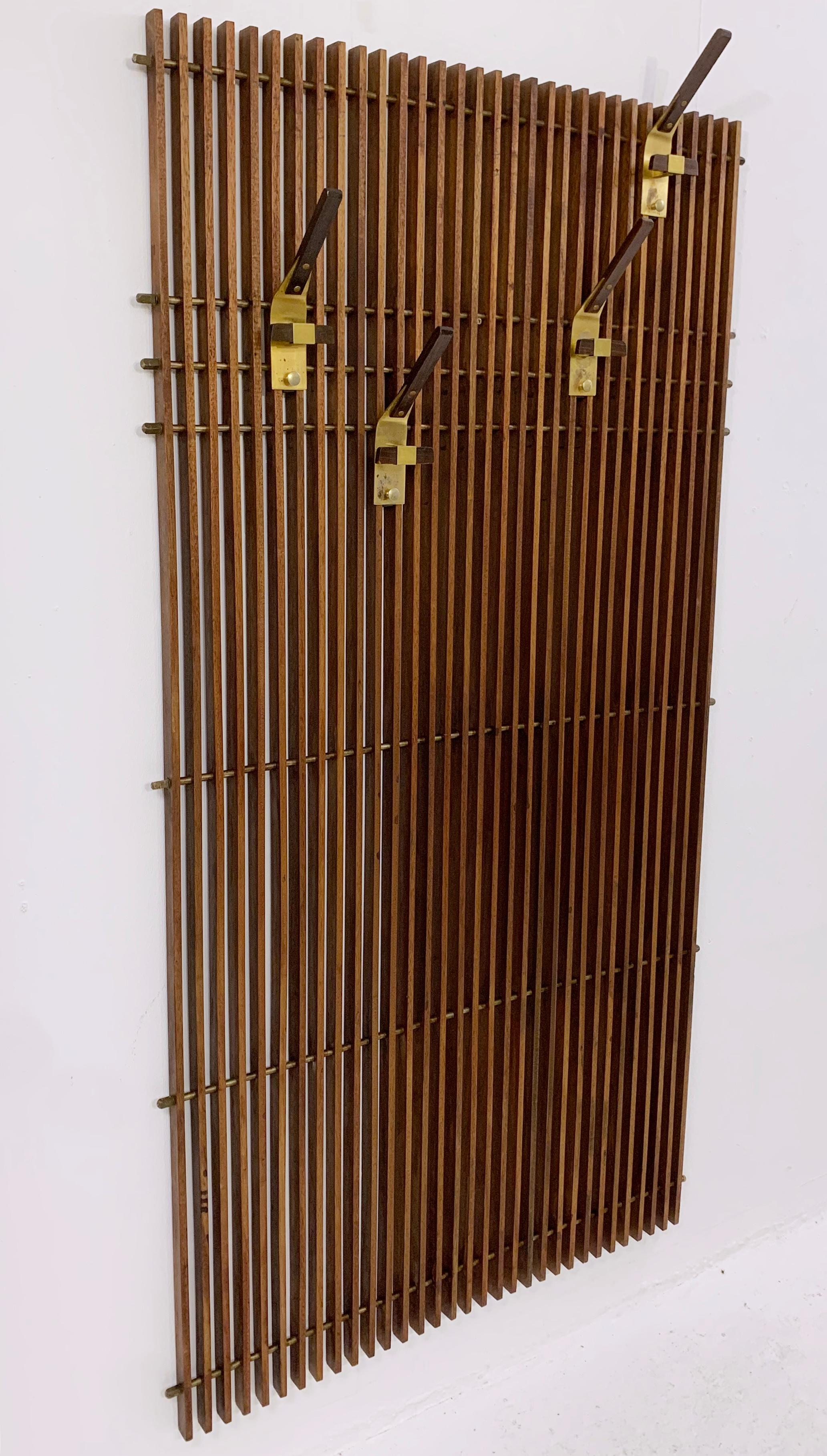 Mid-century modulable slatted wood and brass coat rack - Italy 1950s.