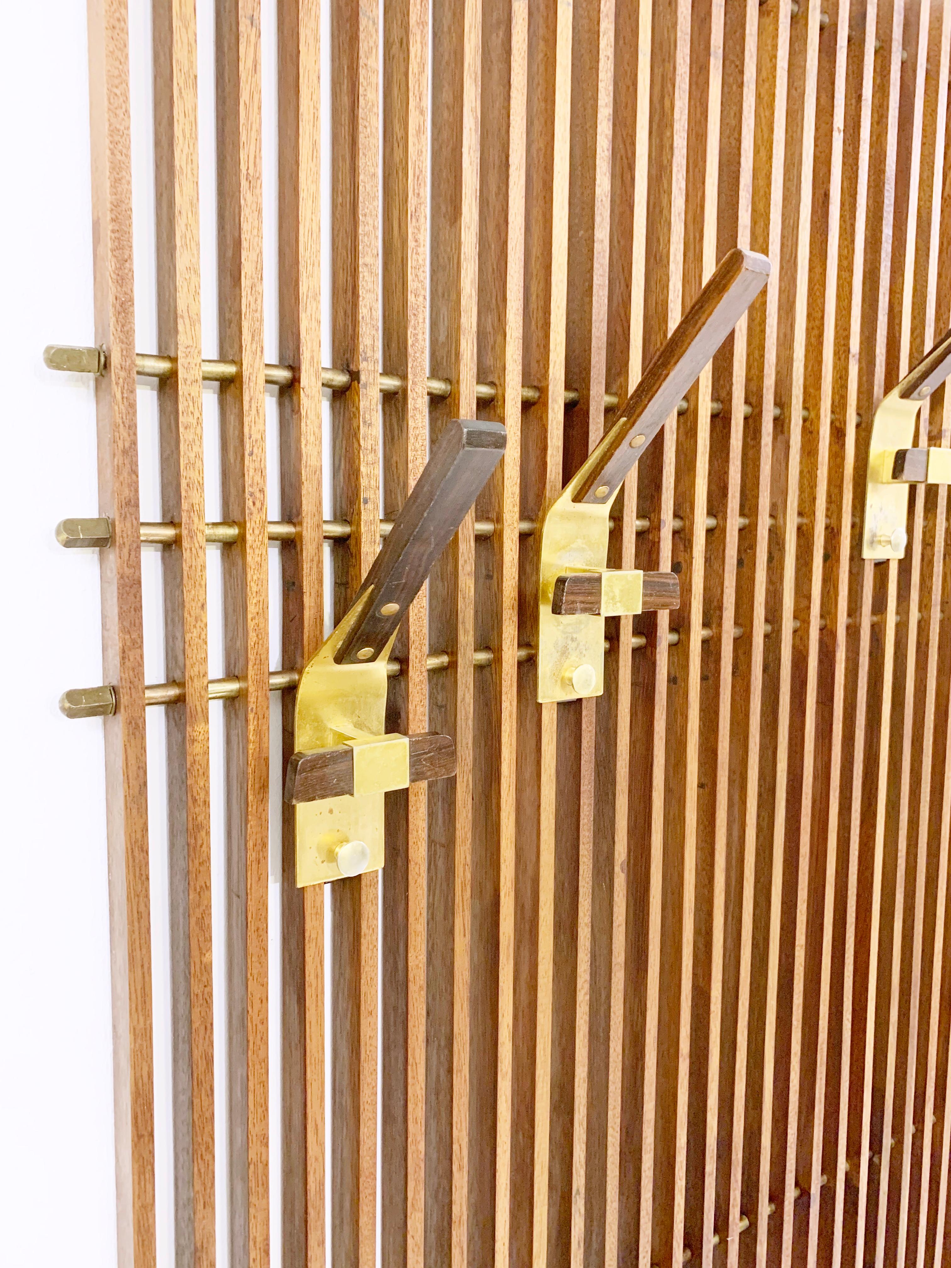 Mid-Century Modulable Slatted Wood and Brass Coat Rack, Italy 1950s In Good Condition In Brussels, BE