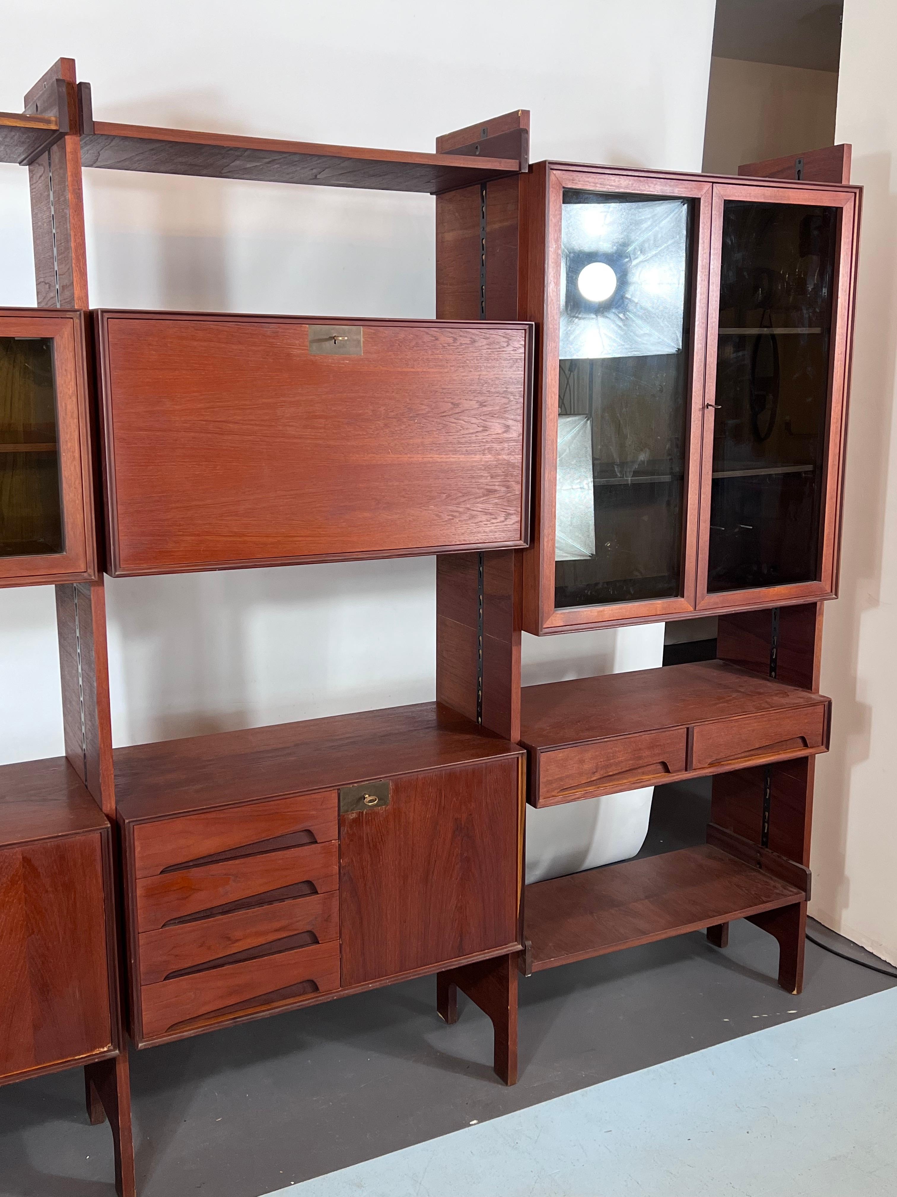 Mid-Century Modular Bookcase by Edmondo Palutari for Dassi, Italy, 1950s In Good Condition For Sale In Catania, CT