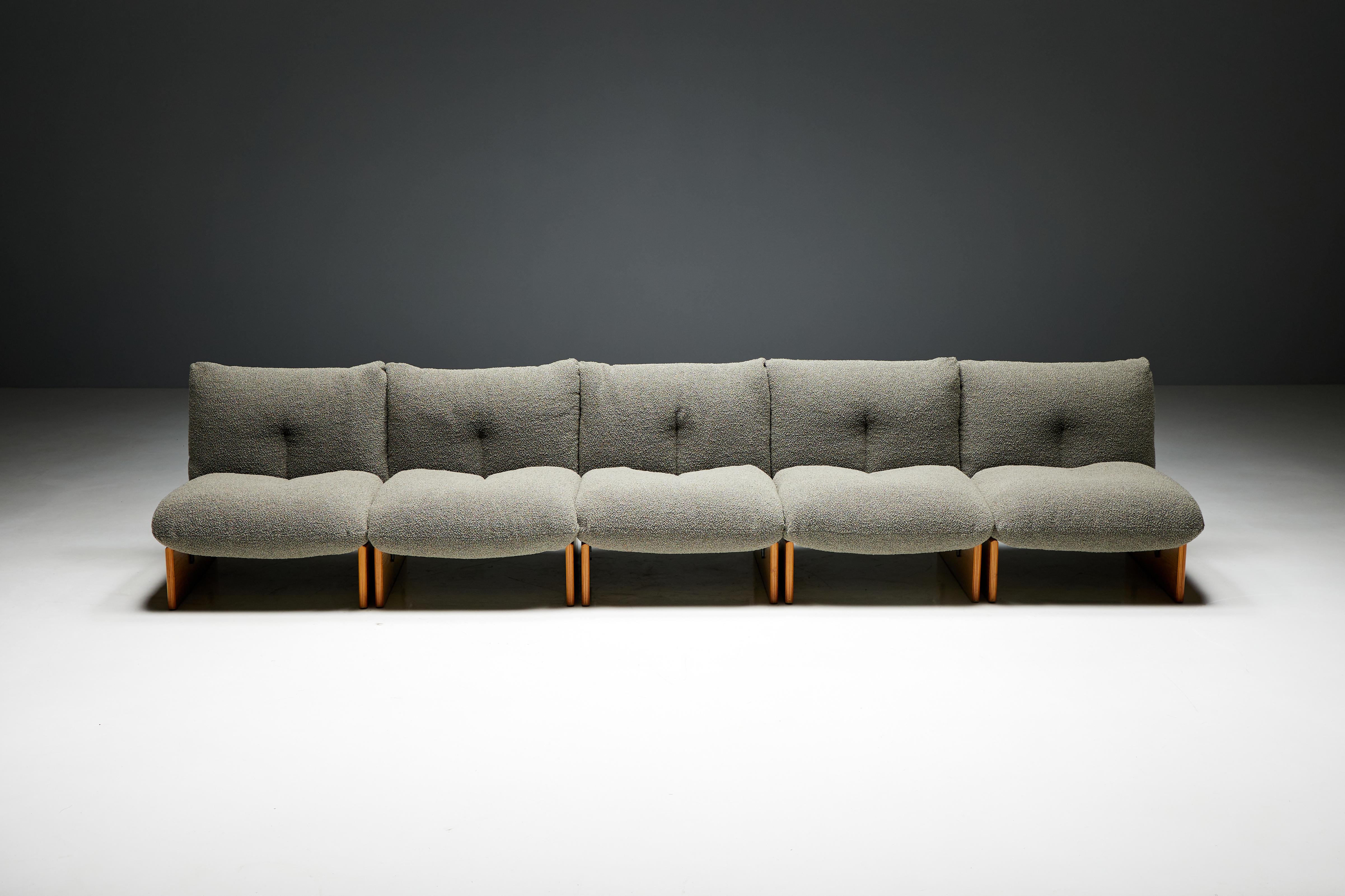 Chaises longues modulaires Arflex, attribuées au visionnaire Tito Agnoli à l'époque emblématique du design du milieu du siècle, vers les années 1970 en Italie. Cet ensemble de chaises longues se compose de cinq modules individuels, dont l'assise et