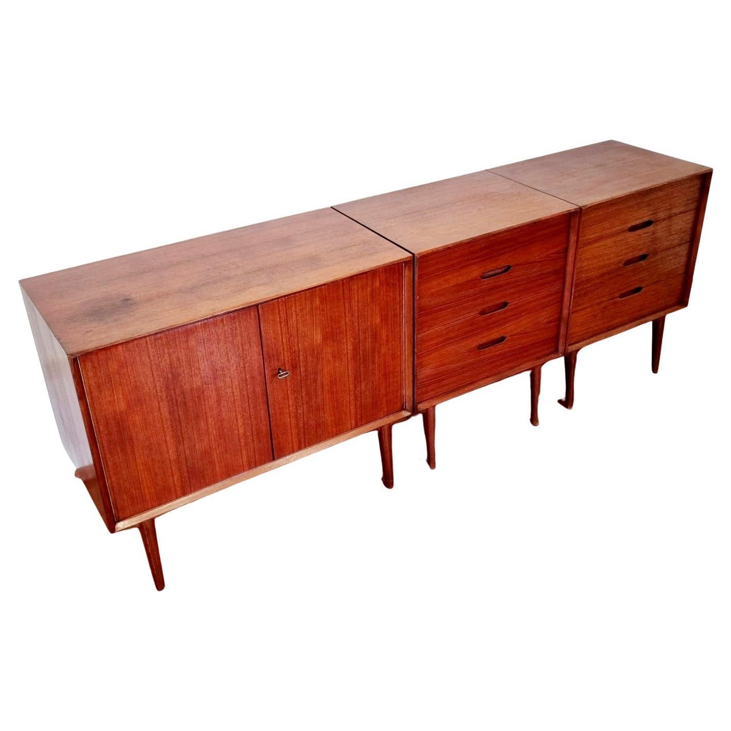 This modularc mid century modern sideboard was designed by Rex Raab and produced in the 1950s by Wilhelm Renz in Germany.

Teak material

It shows exquisite craftsmanship and offers lots of beautiful details like the front edges and tapered legs