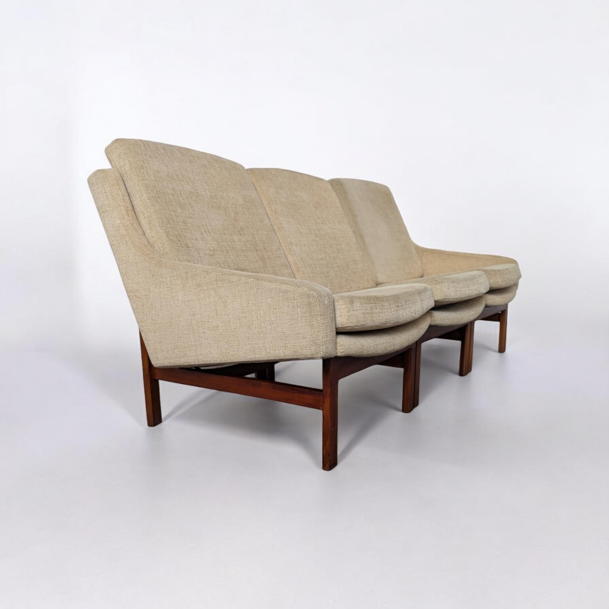 Mid Century modular sofa by Karel Vyčítal for Dřevotvar Jablonné, 1960s In Good Condition In PRAHA 5, CZ