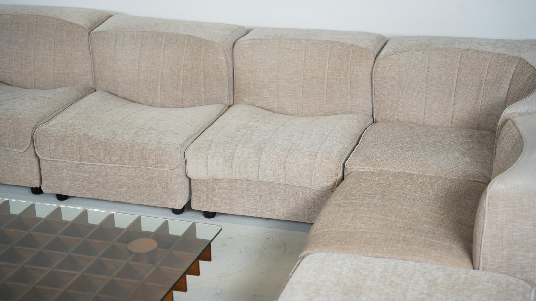 Canapé modulaire du milieu du siècle modèle '9000' par Tito Agnoli pour Arflex, Italie, années 1970 - Nouvelle tapisserie d'ameublement

Les dimensions de chaque pièce sont disponibles sur demande 