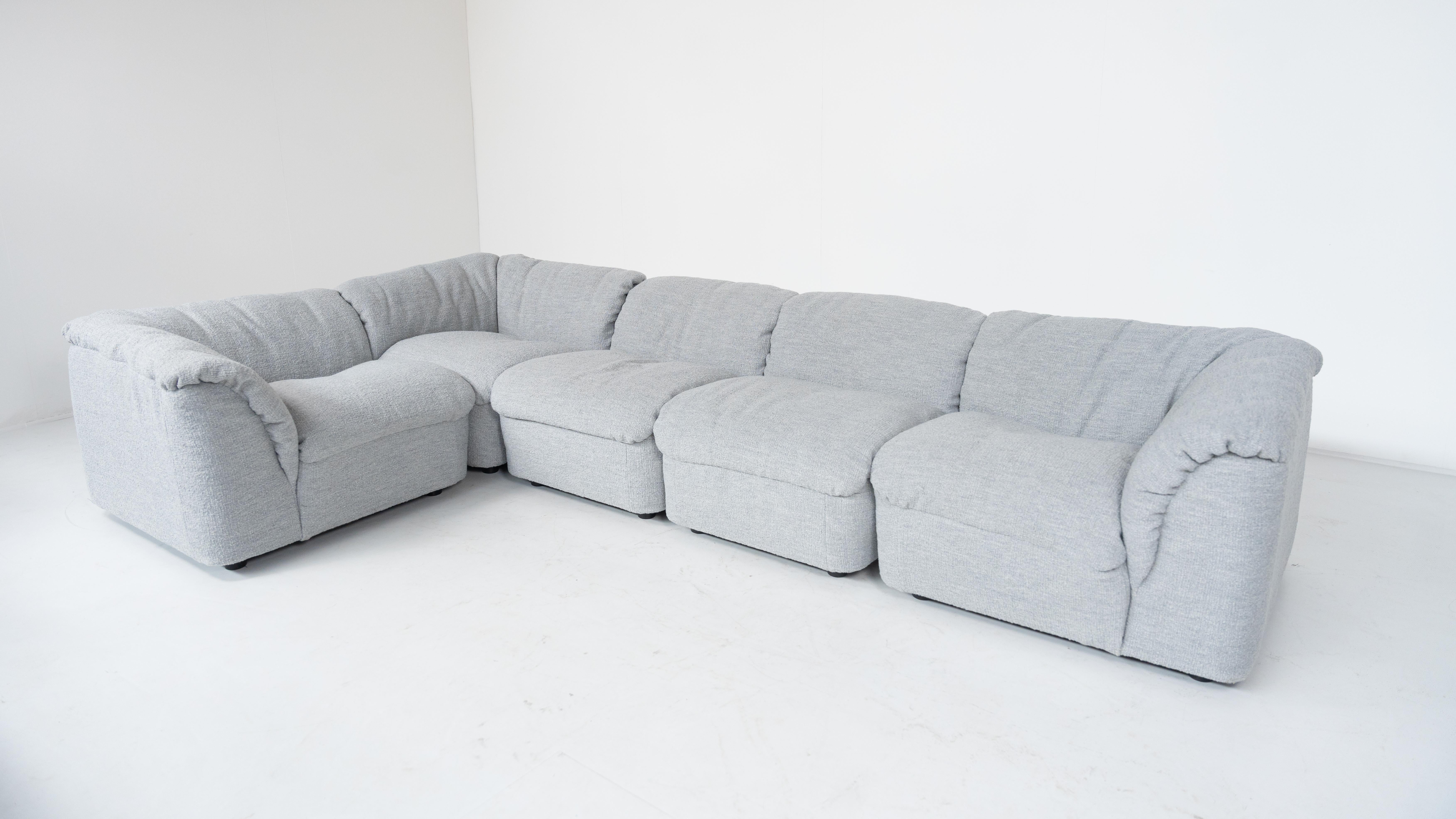 Sofá modular moderno de mediados de siglo Serie Deca de Tito Agnoli para Arflex, Italia, 1960 - Tapicería nueva


Dimensión de la esquina : 90 x 90 x 64h cm 

Sillón : 70 x 90 x 64h cm 