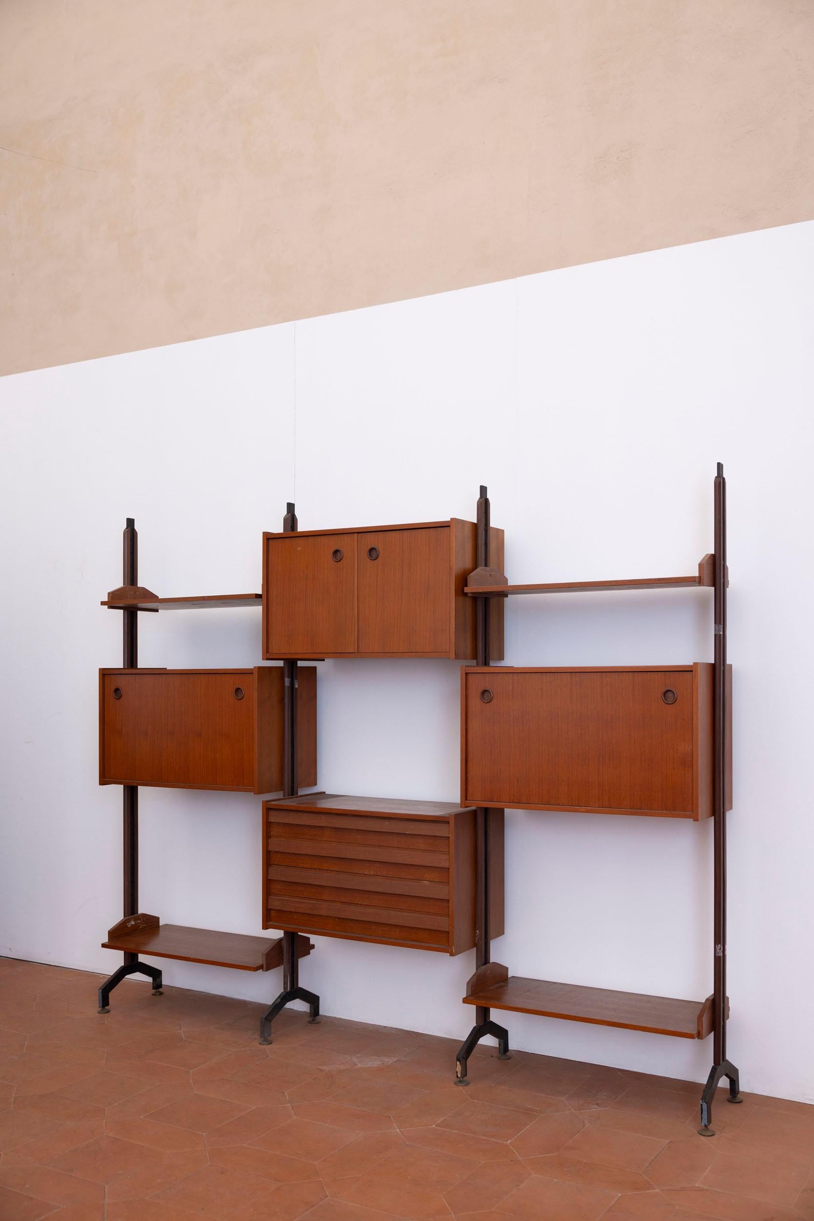 Mid-Century Modern Mid-Century modular wooden bookcase, Italy, 1960s For Sale