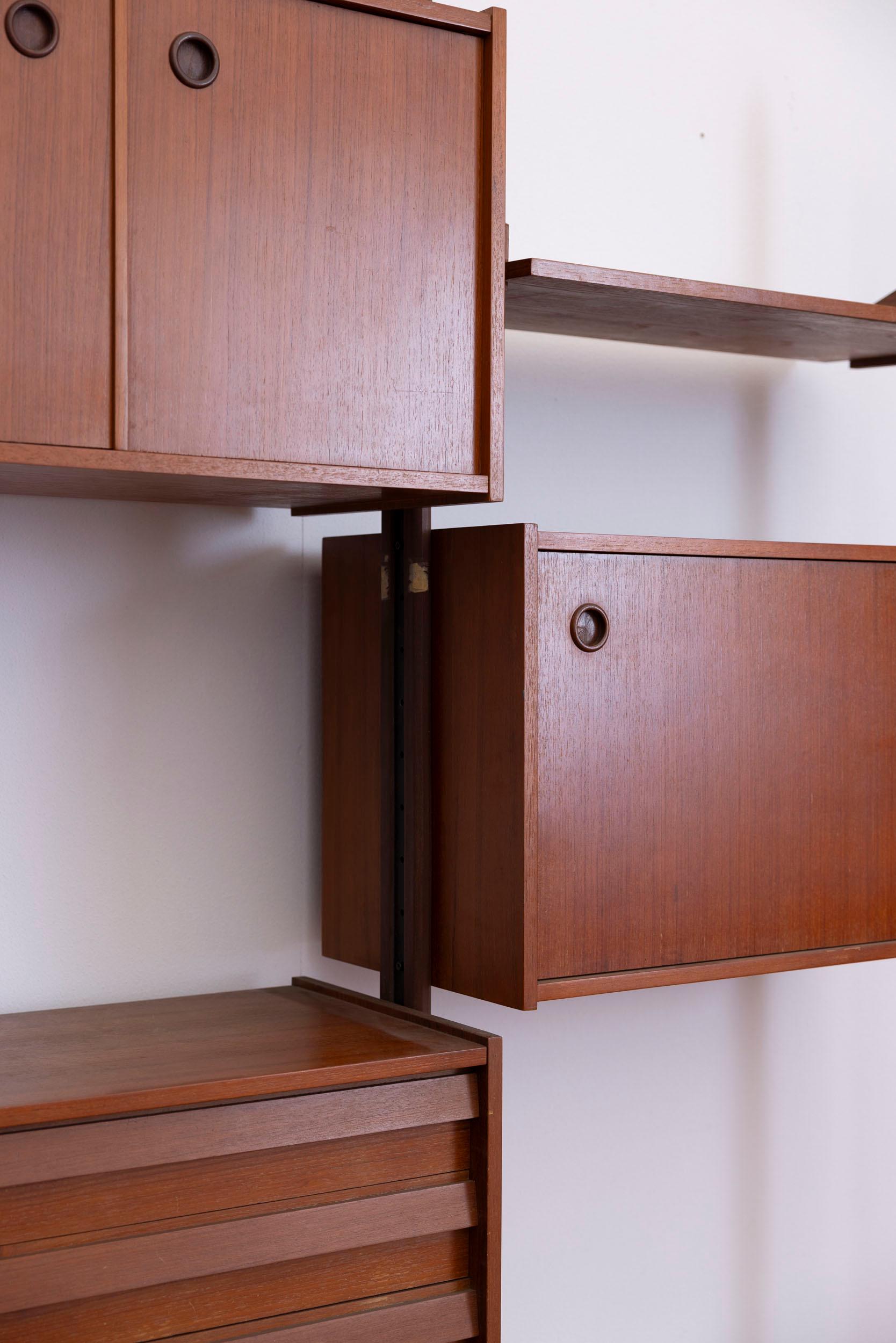 Mid-20th Century Mid-Century modular wooden bookcase, Italy, 1960s For Sale