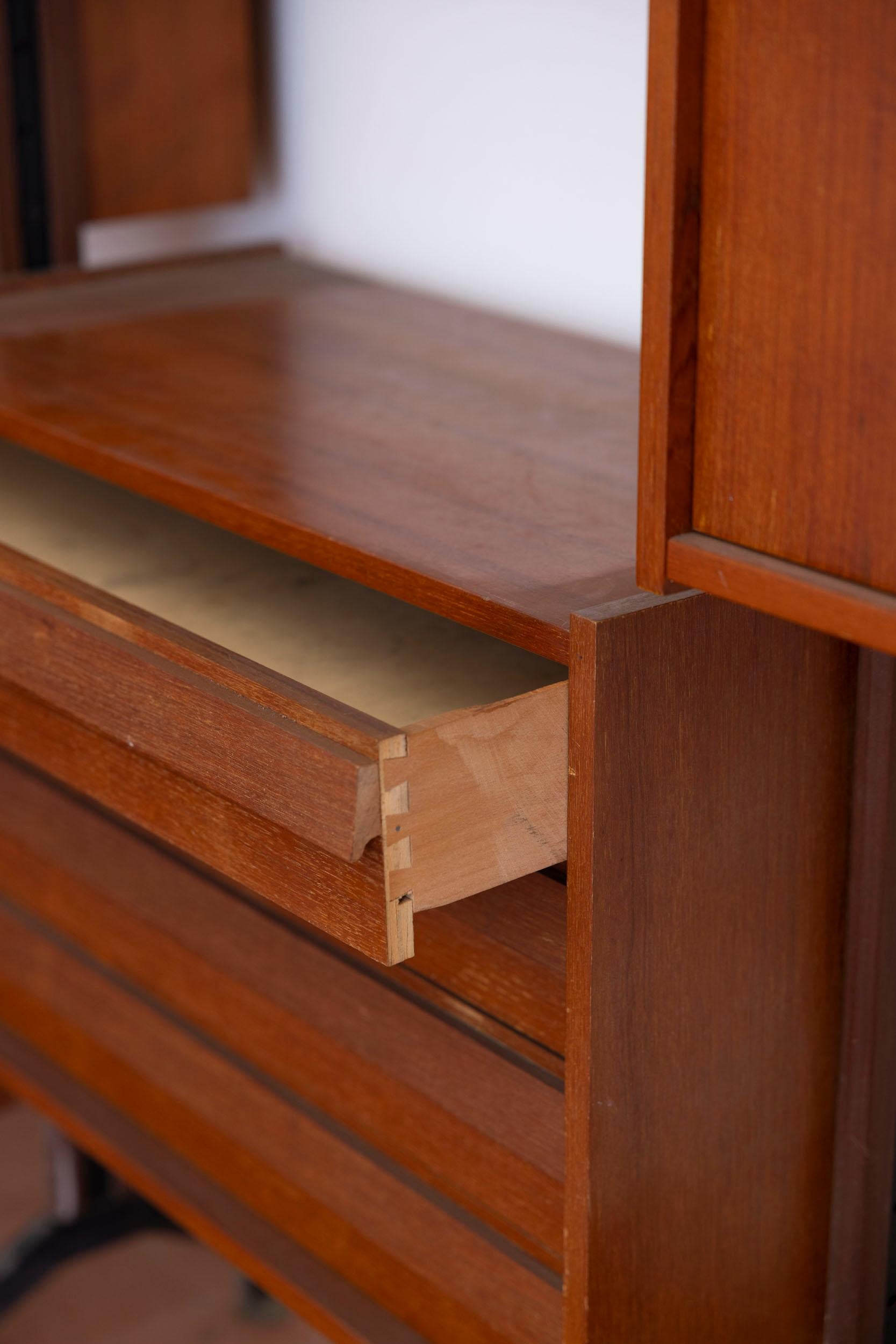 Mid-Century modular wooden bookcase, Italy, 1960s For Sale 1