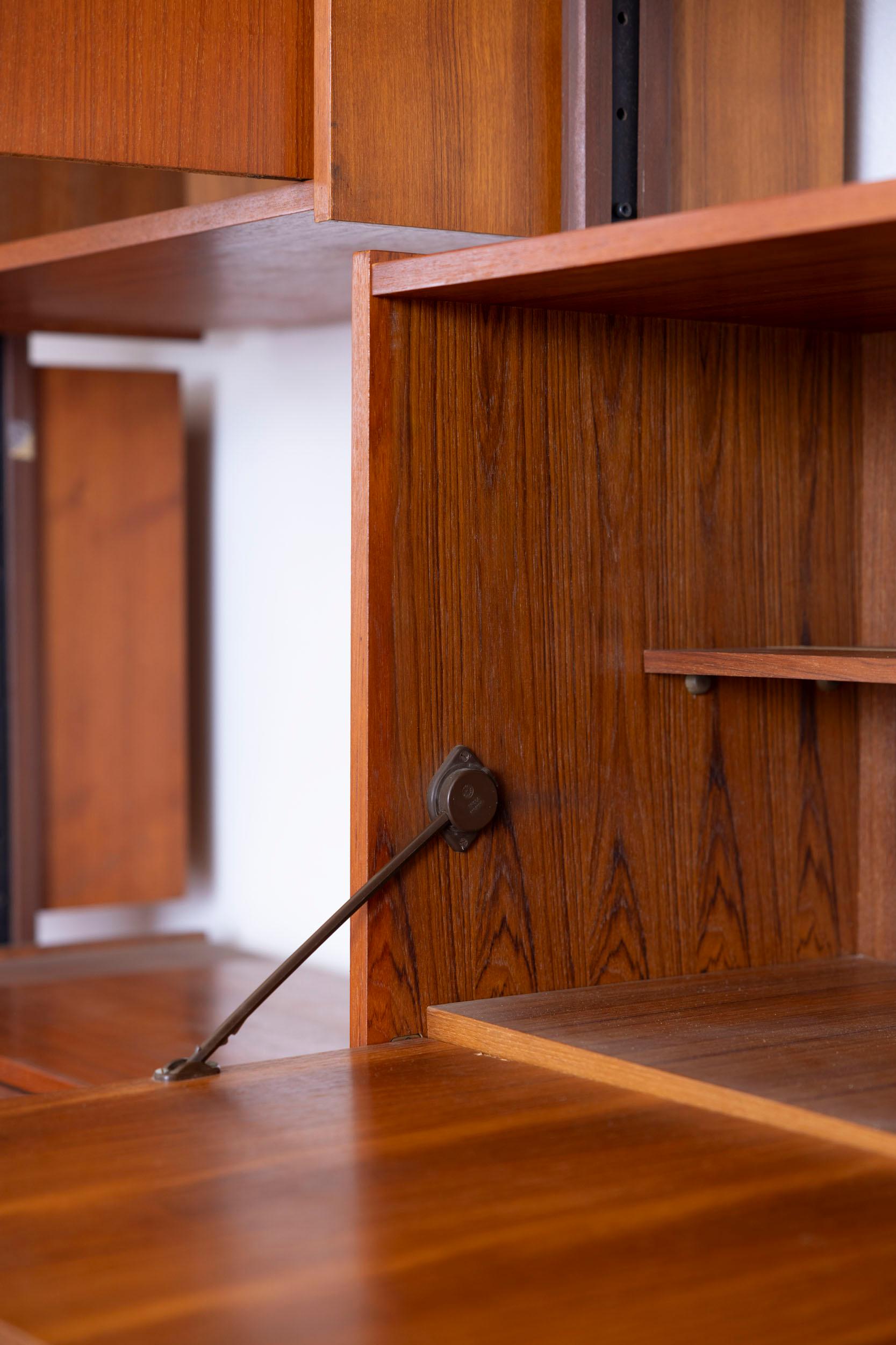Mid-Century modular wooden bookcase, Italy, 1960s For Sale 3