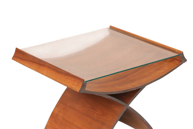 Inspirés par la percée de la chaise LCD conçue par les Eames pour Herman Miller, de nombreux designers et boutiques ont commencé à expérimenter des meubles fabriqués à partir de contreplaqué moulé.

Cette table d'appoint en contreplaqué moulé est un