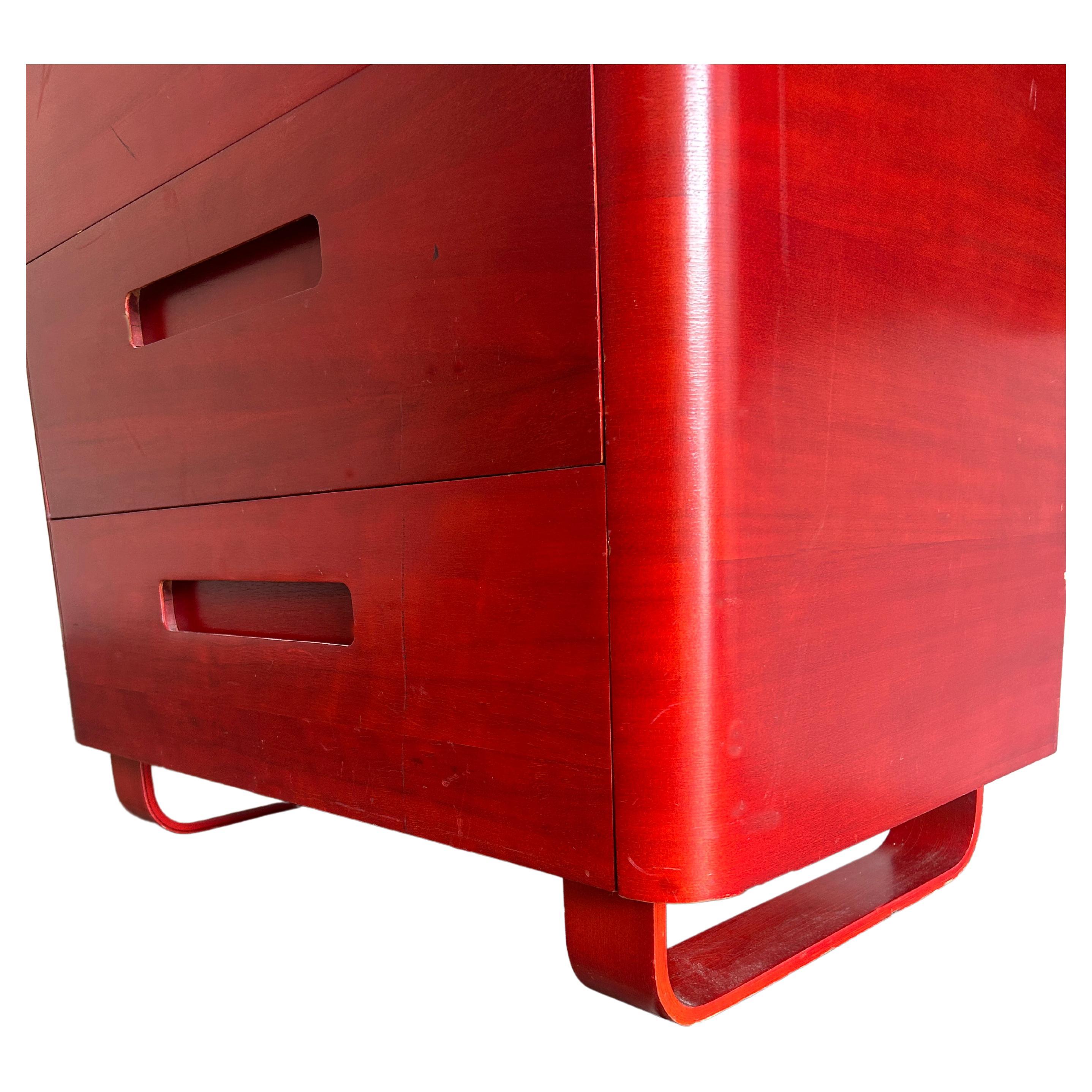 Comò alto Red di Paul Goodman per plymold, in compensato modellato di metà secolo In condizioni buone in vendita a BROOKLYN, NY